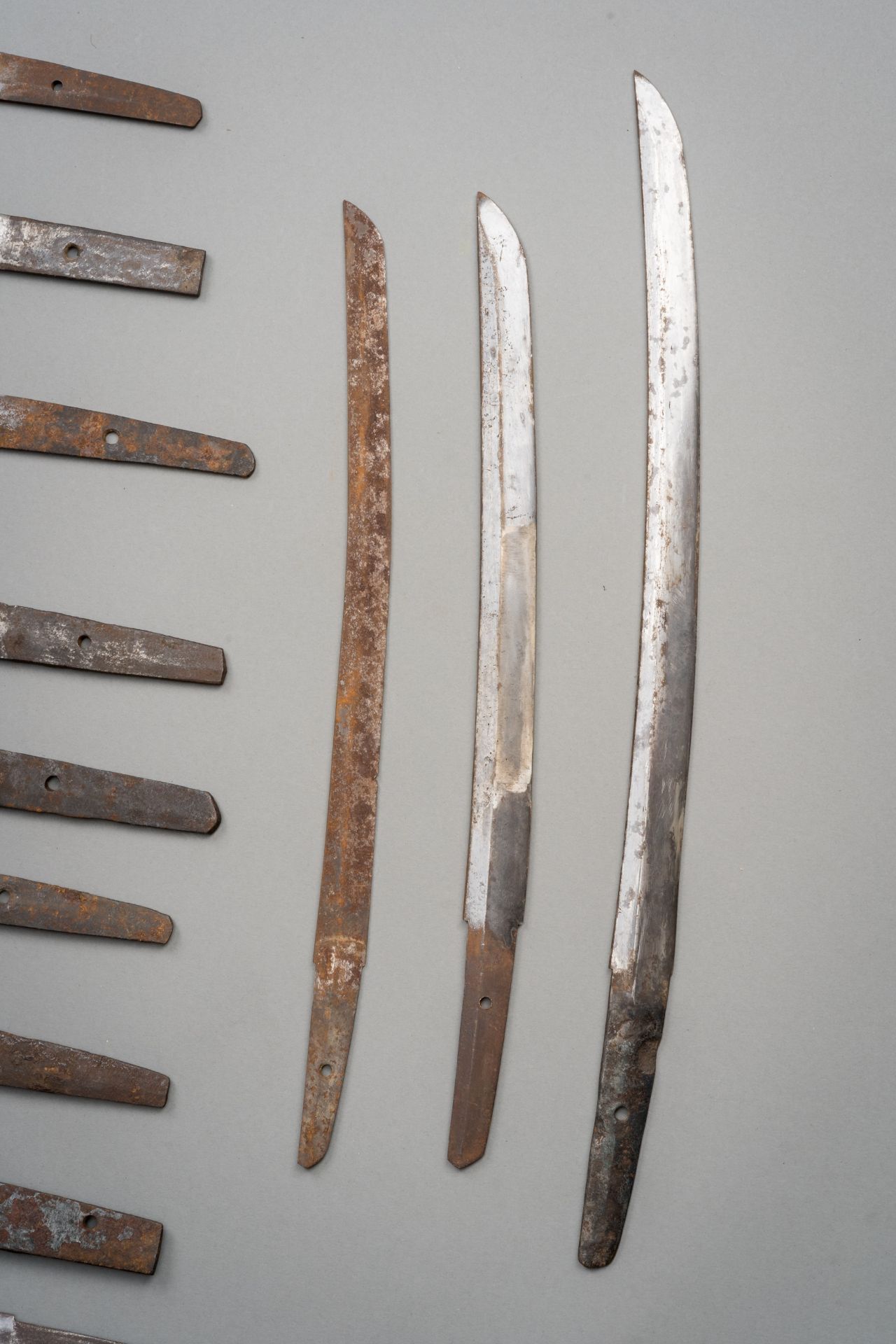 A COLLECTION WITH FIFTEEN SWORD BLADES - Image 5 of 7