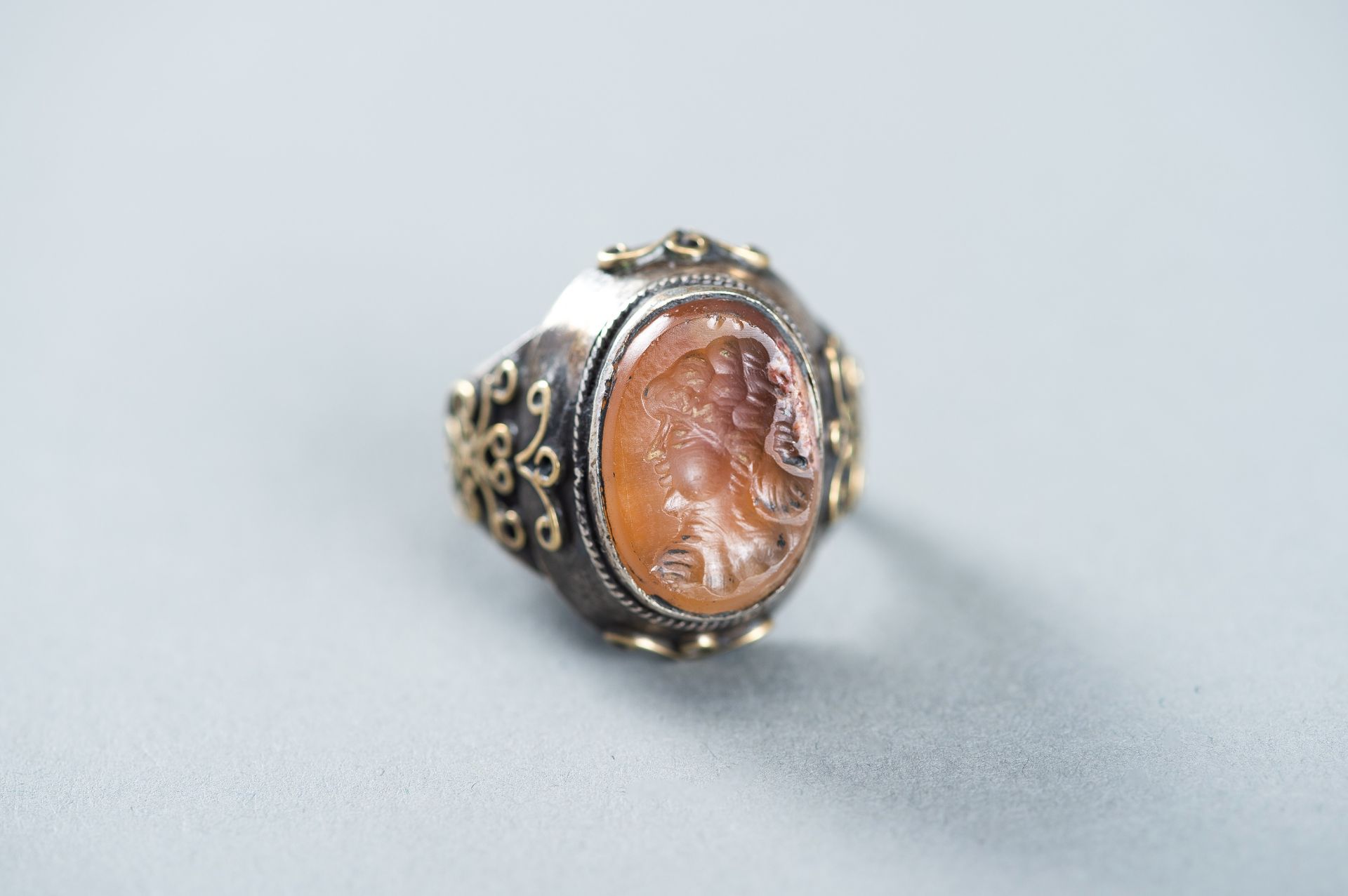 AN AGATE INTAGLIO INSET PERSIAN SILVER RING - Image 7 of 9