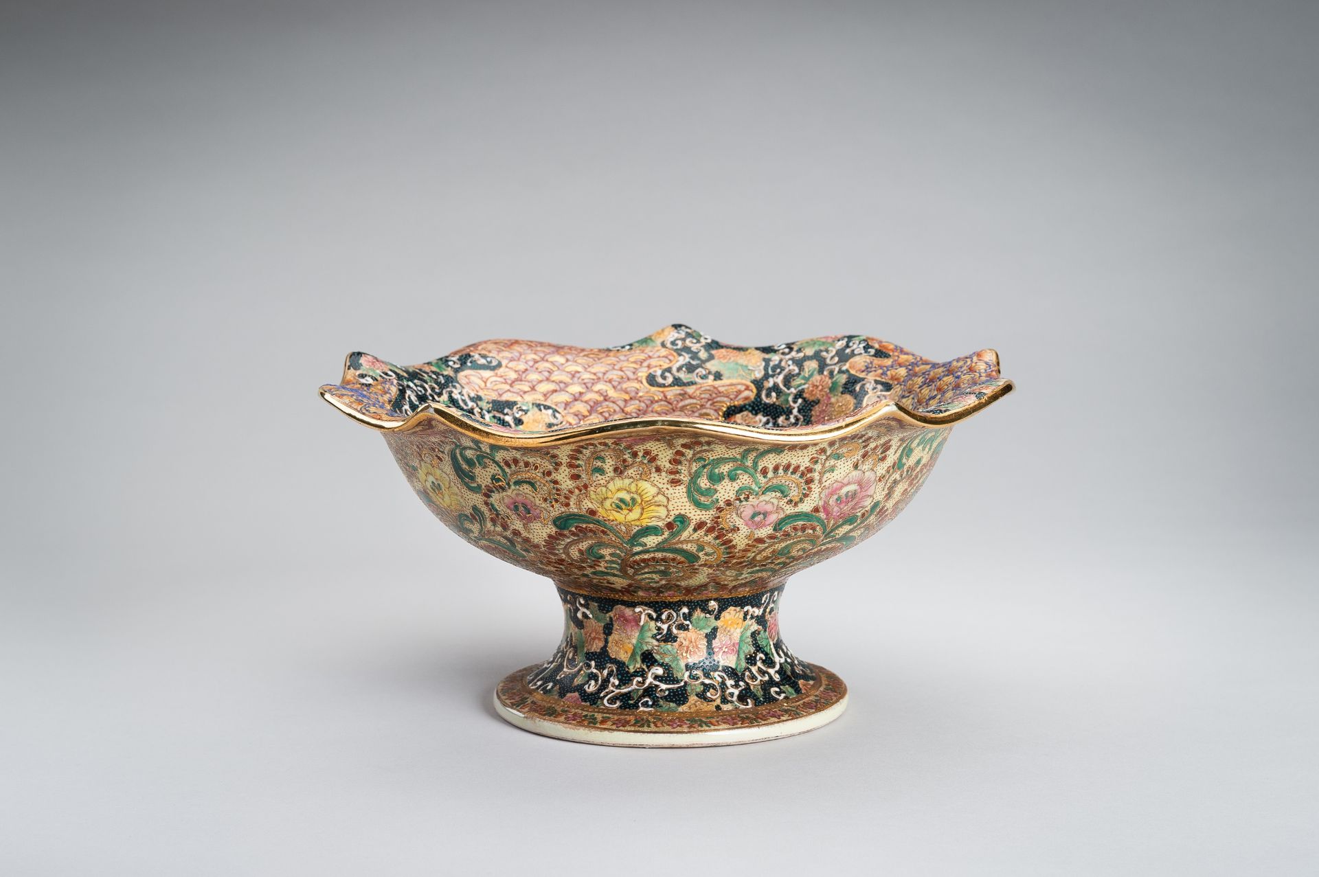 A LOBED SATSUMA PORCELAIN STEM BOWL - Image 14 of 16