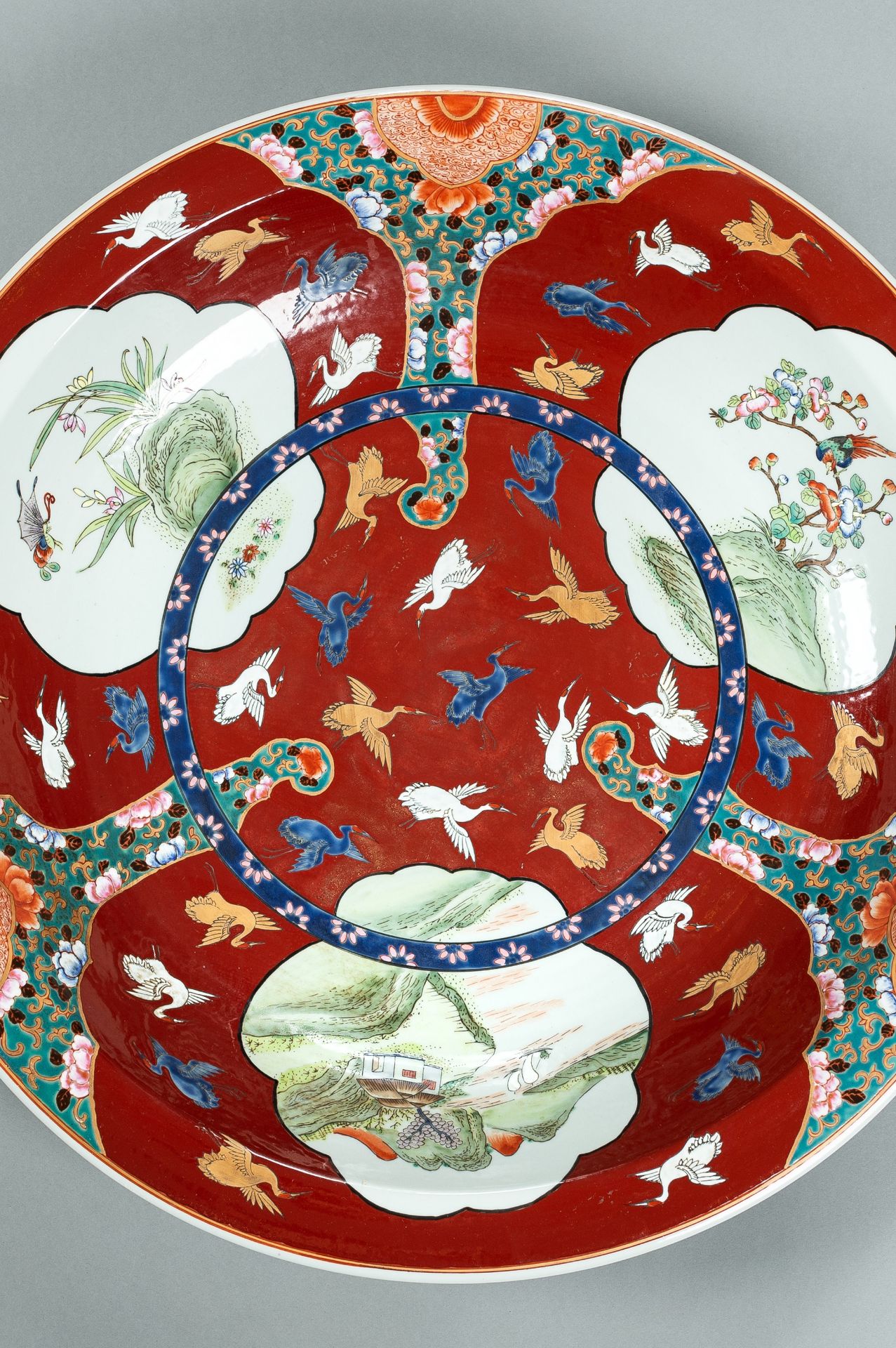 A MASSIVE ENAMELED IMARI PORCELAIN CHARGER, MEIJI - Image 6 of 10