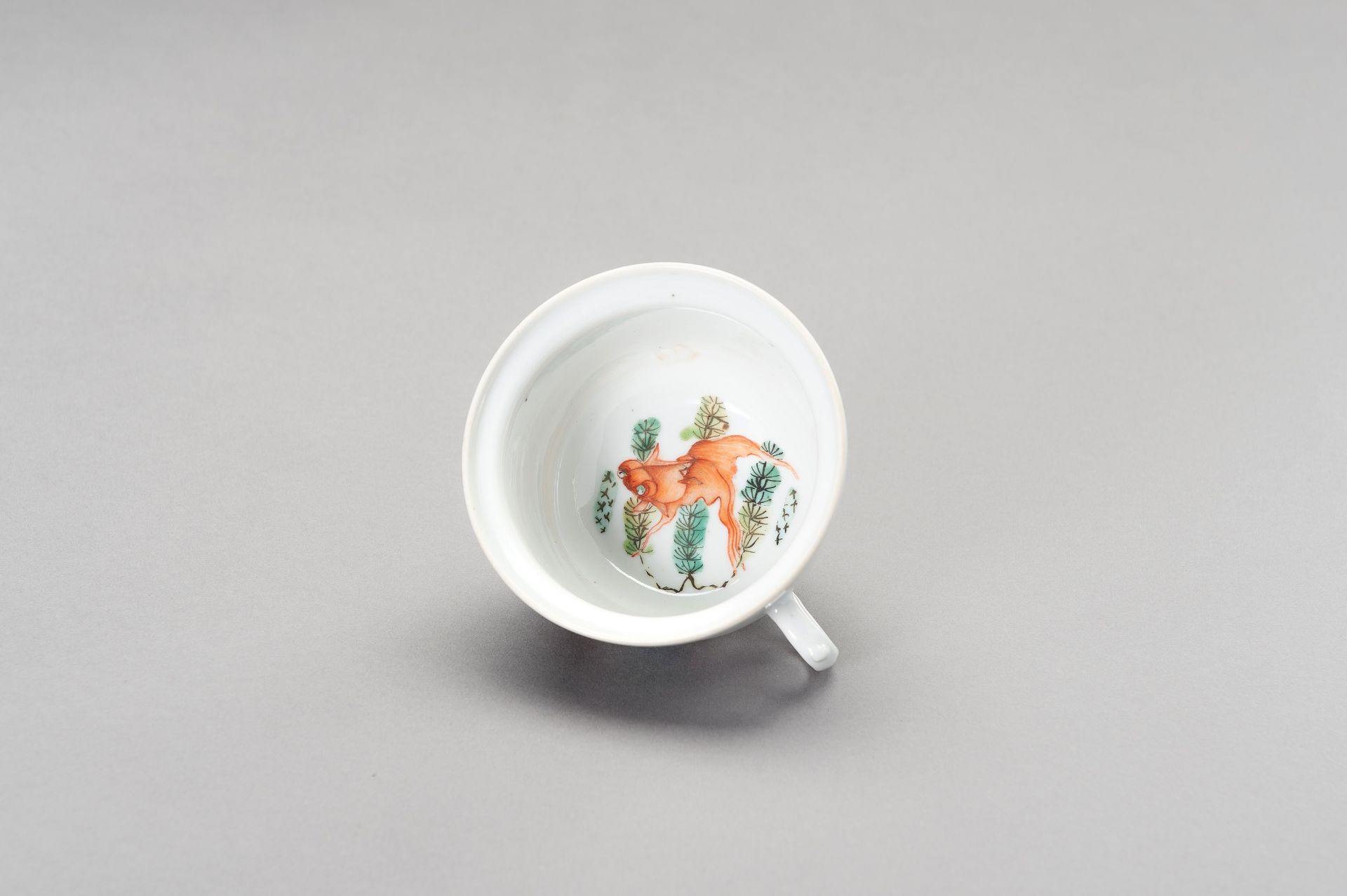 A FAMILLE VERTE 'GOLDFISH' CUP, 20TH CENTURY - Image 6 of 11