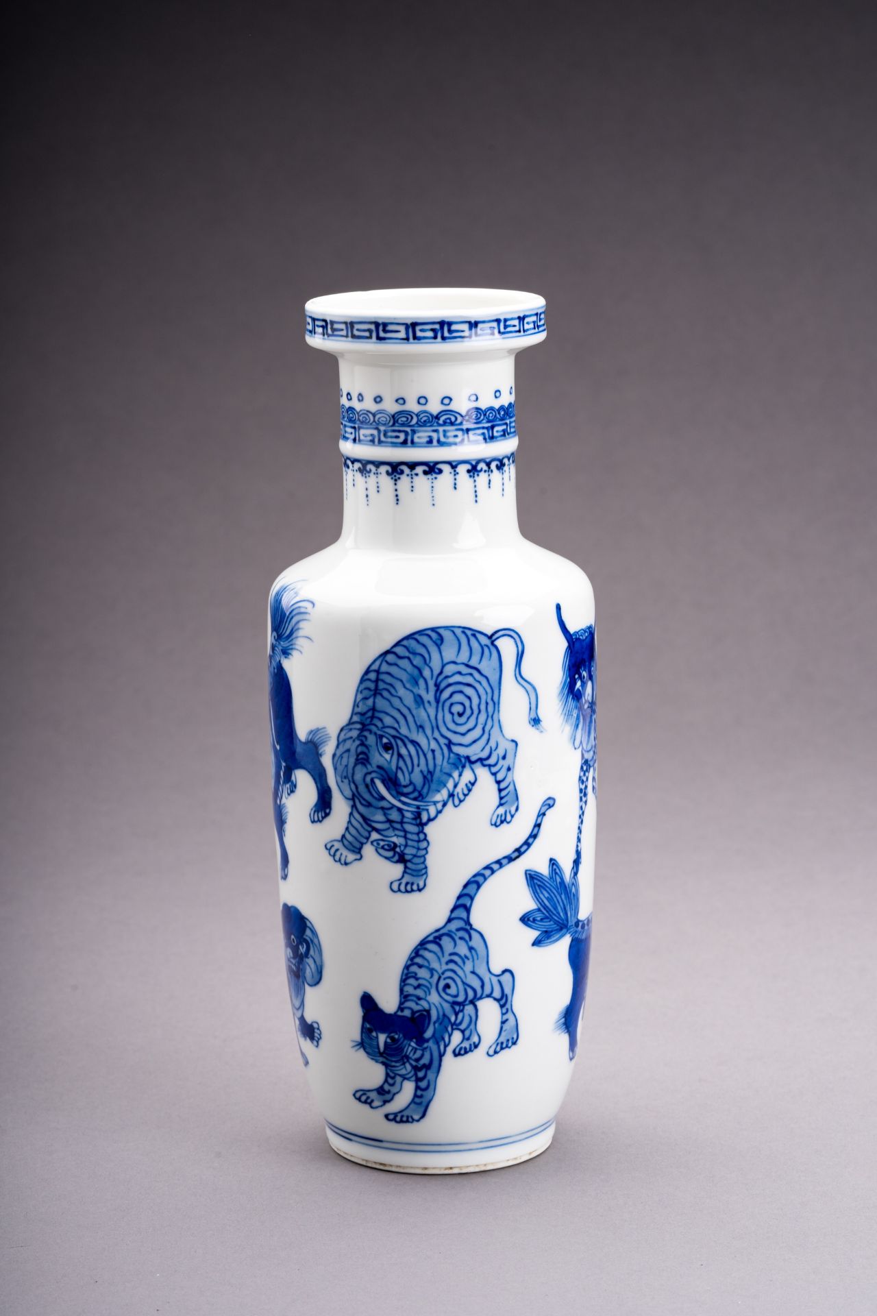 A BLUE AND WHITE PORCELAIN ROULEAU VASE - Image 2 of 8