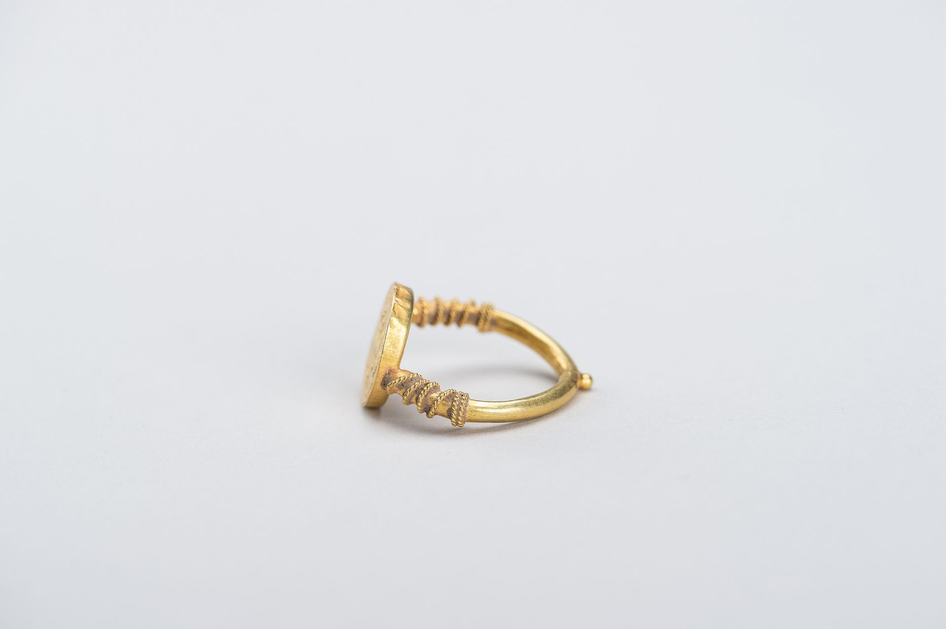 A BACTRIAN GOLD COIN RING - Image 6 of 11