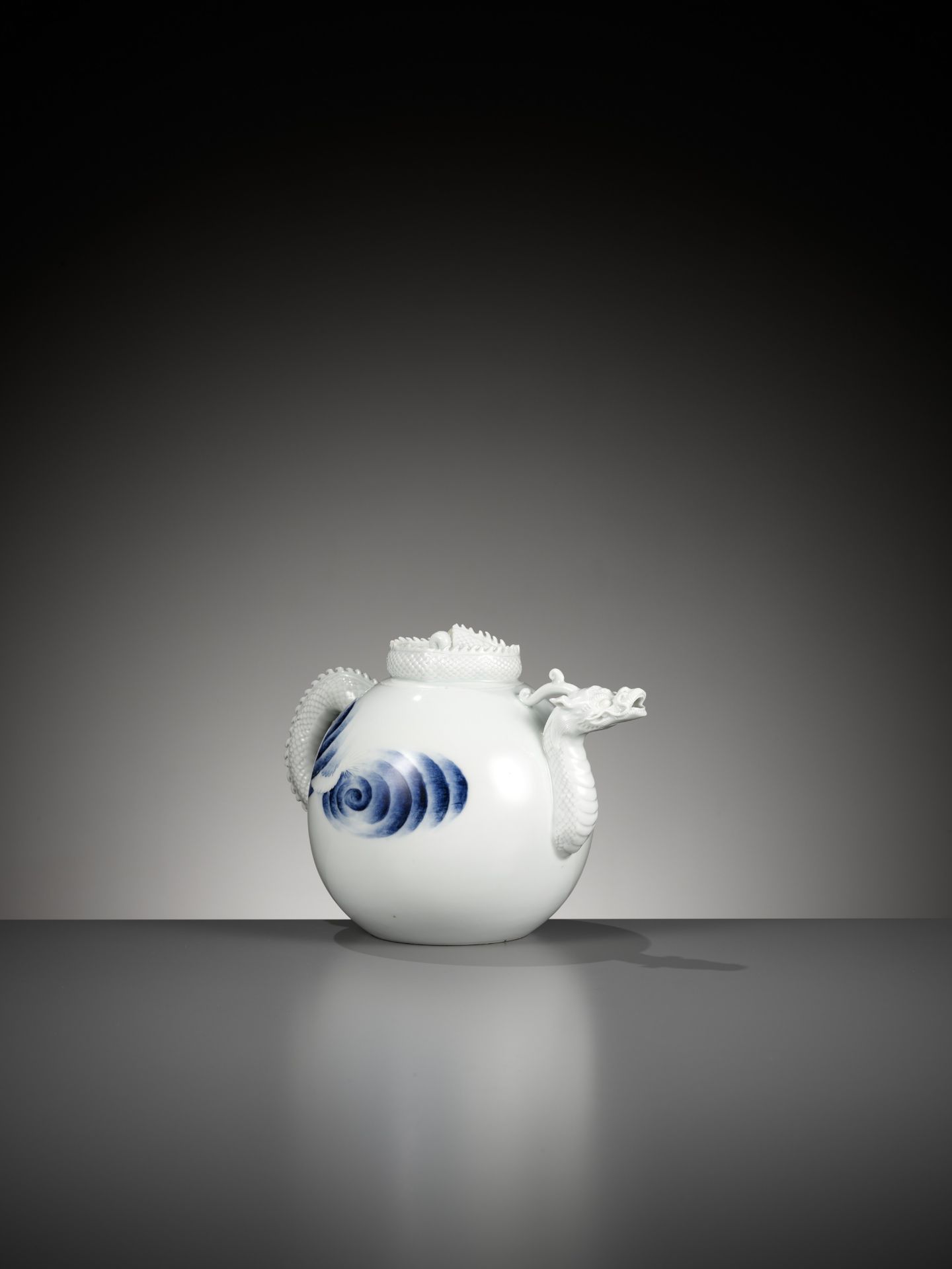 A HIRADO BLUE AND WHITE 'DRAGON' EWER AND COVER - Image 8 of 12