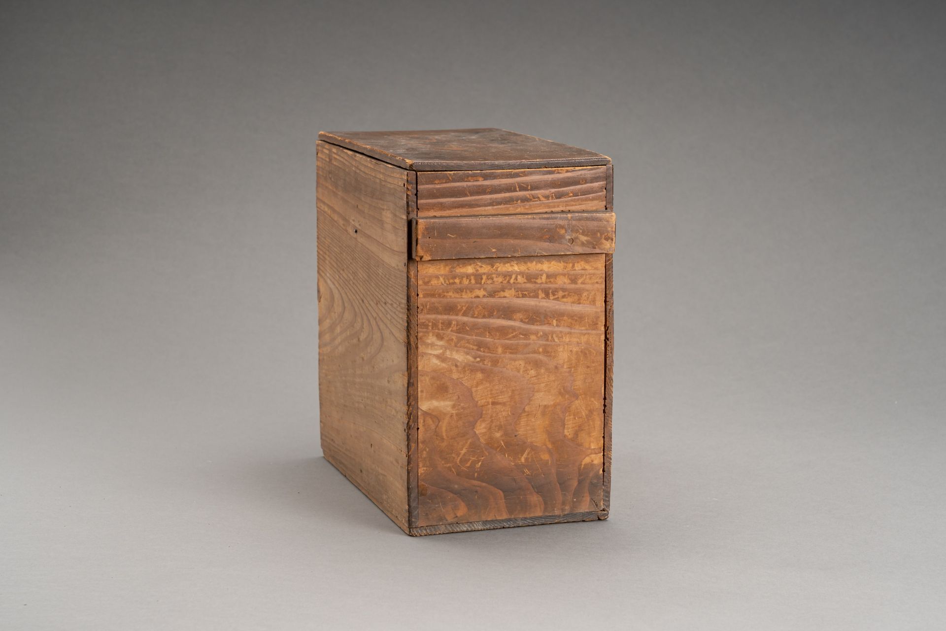 A WOODEN CHEST WITH DRAWERS AND A COPPER SAKE WARMER 'KANDOUKO', 19th CENTURY - Bild 28 aus 28