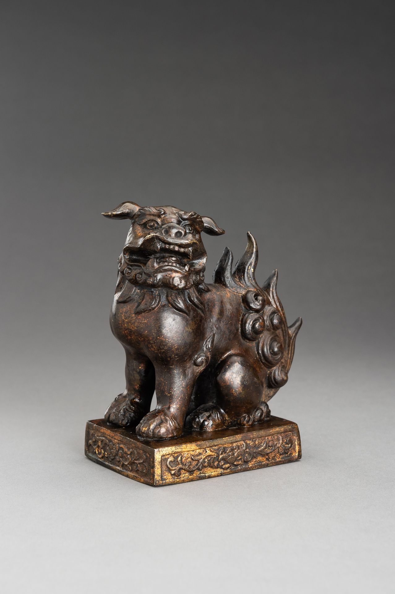 A LACQUER GILT BRONZE FIGURE OF A BUDDHIST LION, QING - Bild 4 aus 13
