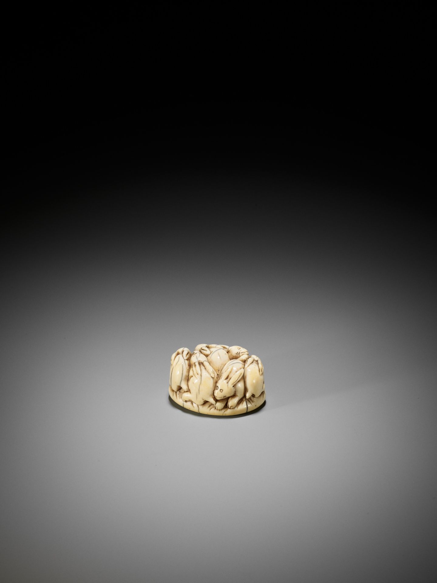 A RARE IVORY NETSUKE OF A PILE OF RABBITS - Image 4 of 8