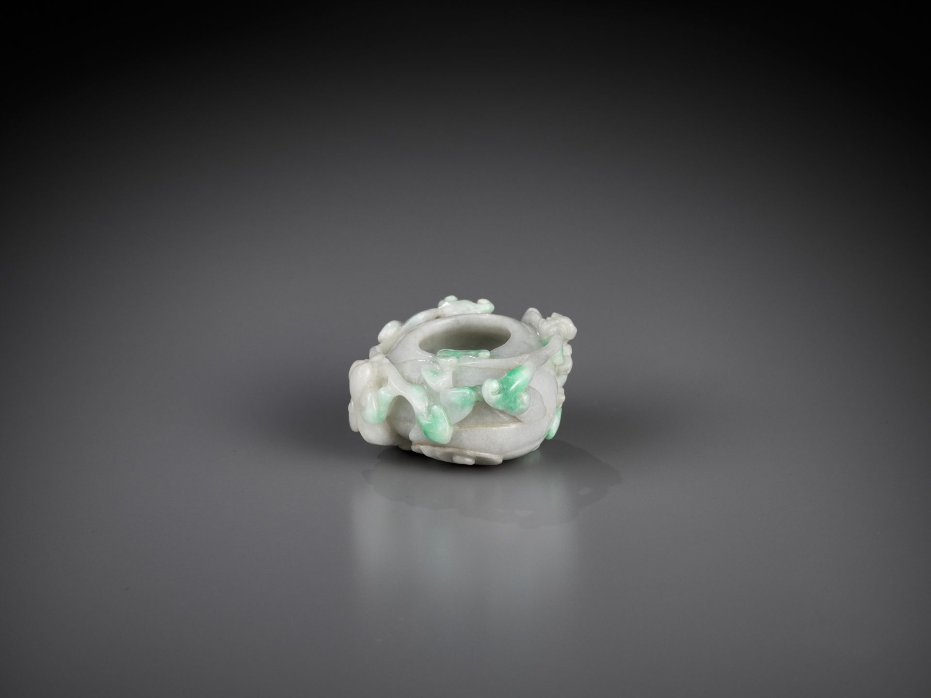 A SMALL JADEITE 'CHILONG' WASHER, LATE QING TO REPUBLIC - Bild 6 aus 11