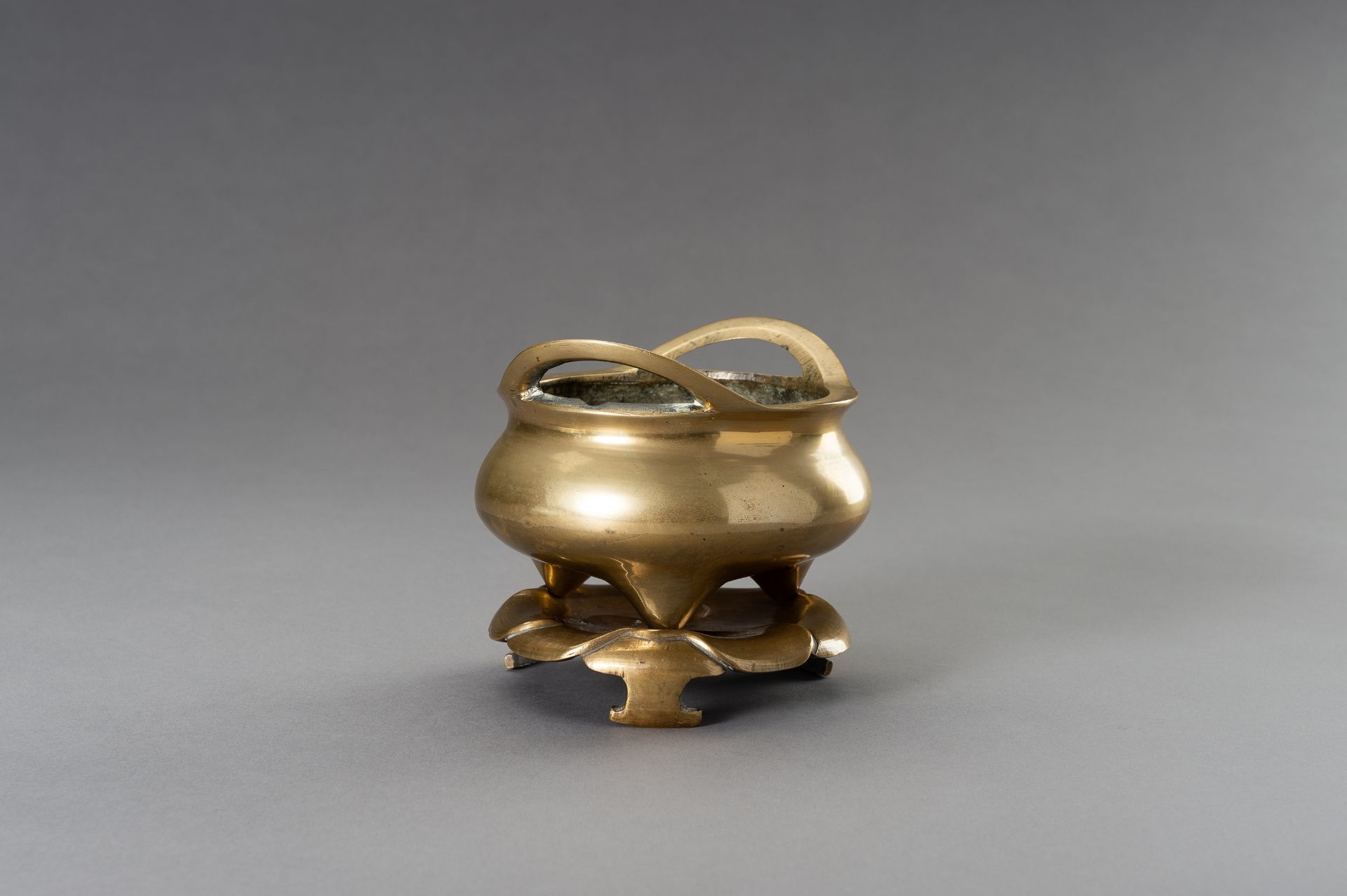 A GILT BRONZE TRIPOD CENSER WITH MATCHING STAND - Image 6 of 10