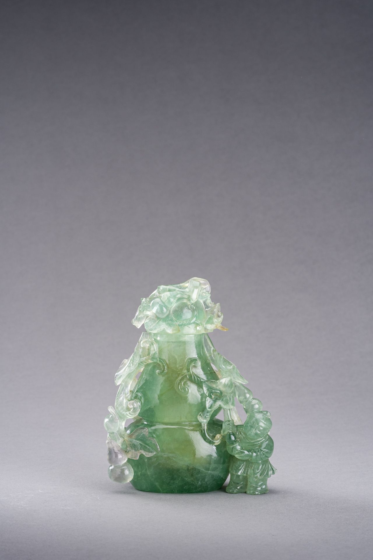 A GREEN FLUORITE 'DOUBLE GOURD AND BOY' VASE - Bild 4 aus 10