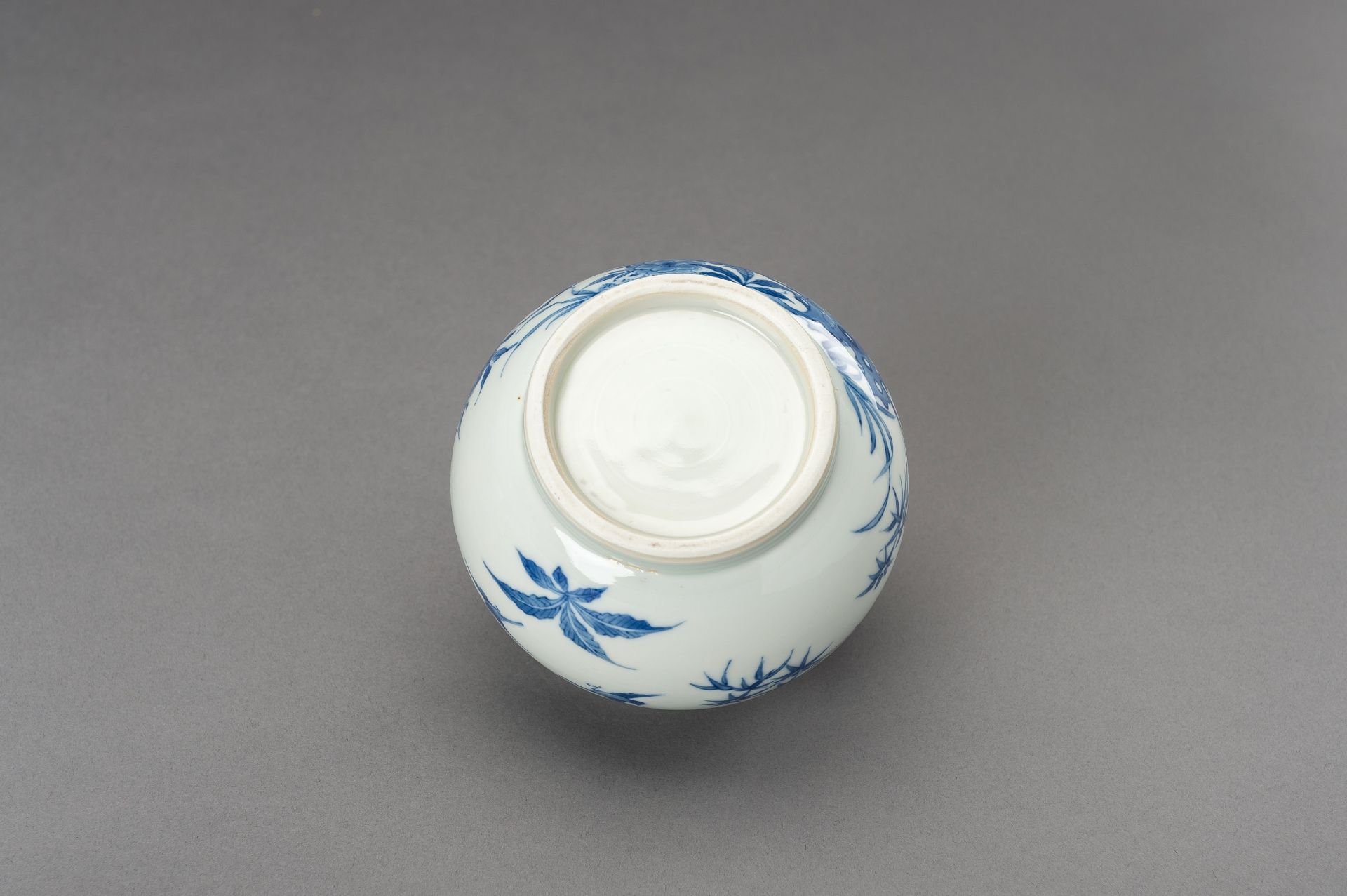 A BLUE AND WHITE 'FLOWERS AND BIRDS' PORCELAIN VASE, c. 1920s - Image 12 of 13