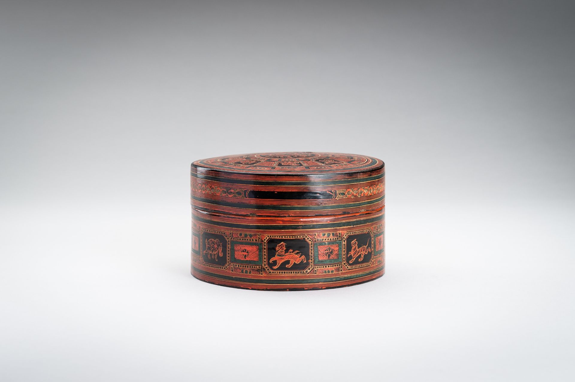 A BURMESE LACQUER BETEL BOX AND COVER, 1900s - Image 2 of 15