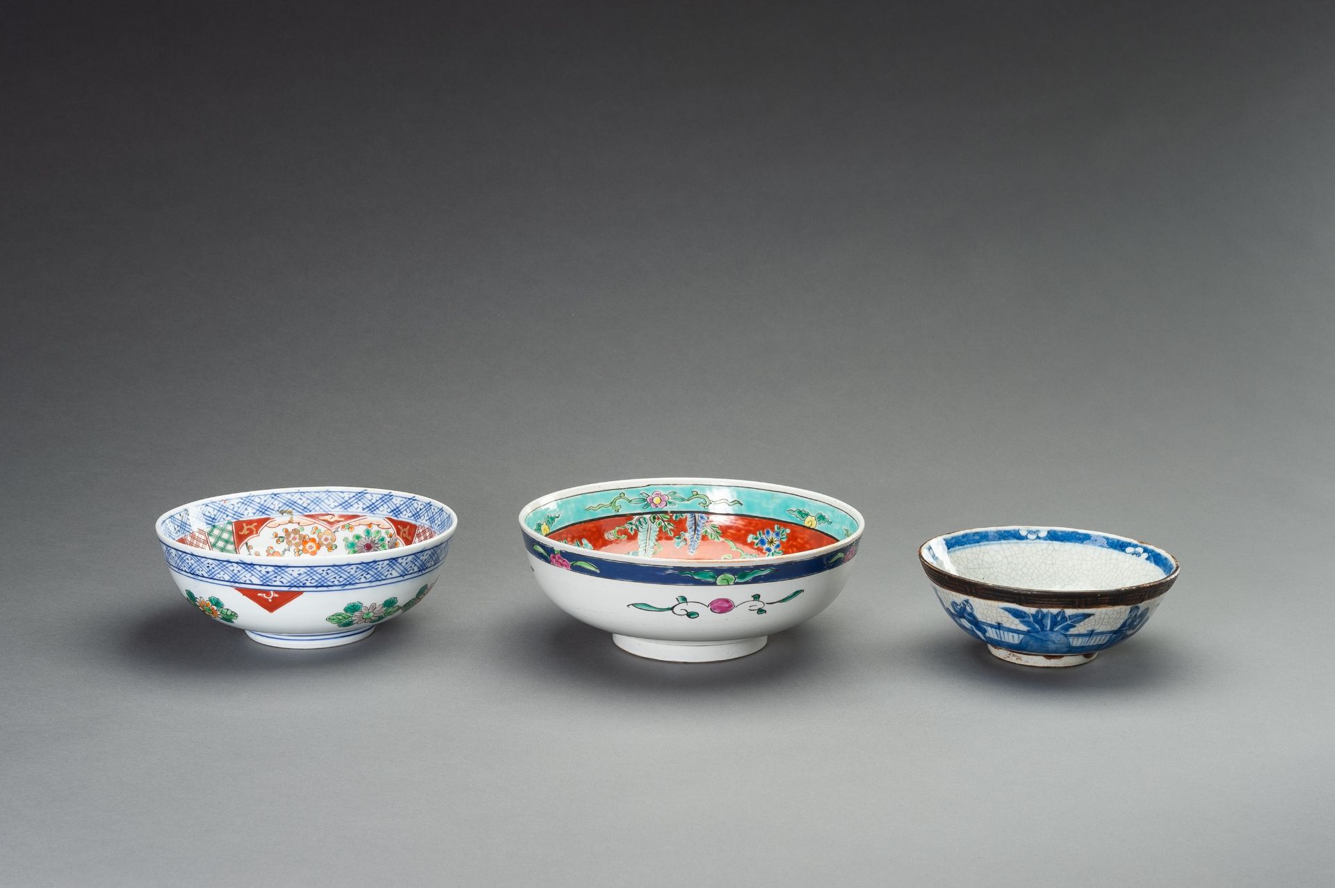 A MIXED LOT WITH THREE PORCELAIN BOWLS - Image 15 of 15