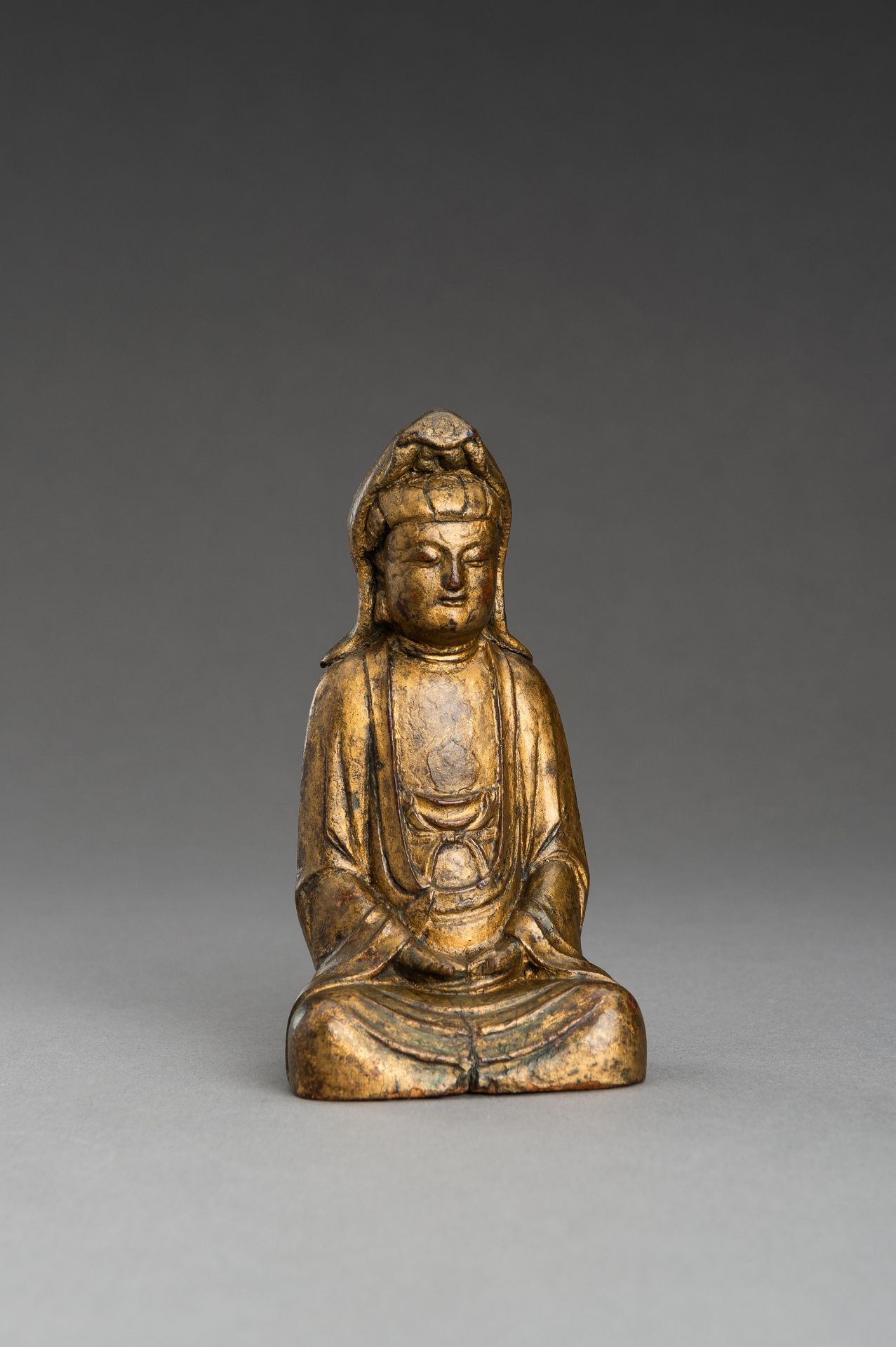 A GOLD LACQUERED WOOD FIGURE OF GUANYIN, 19th CENTURY - Bild 4 aus 9