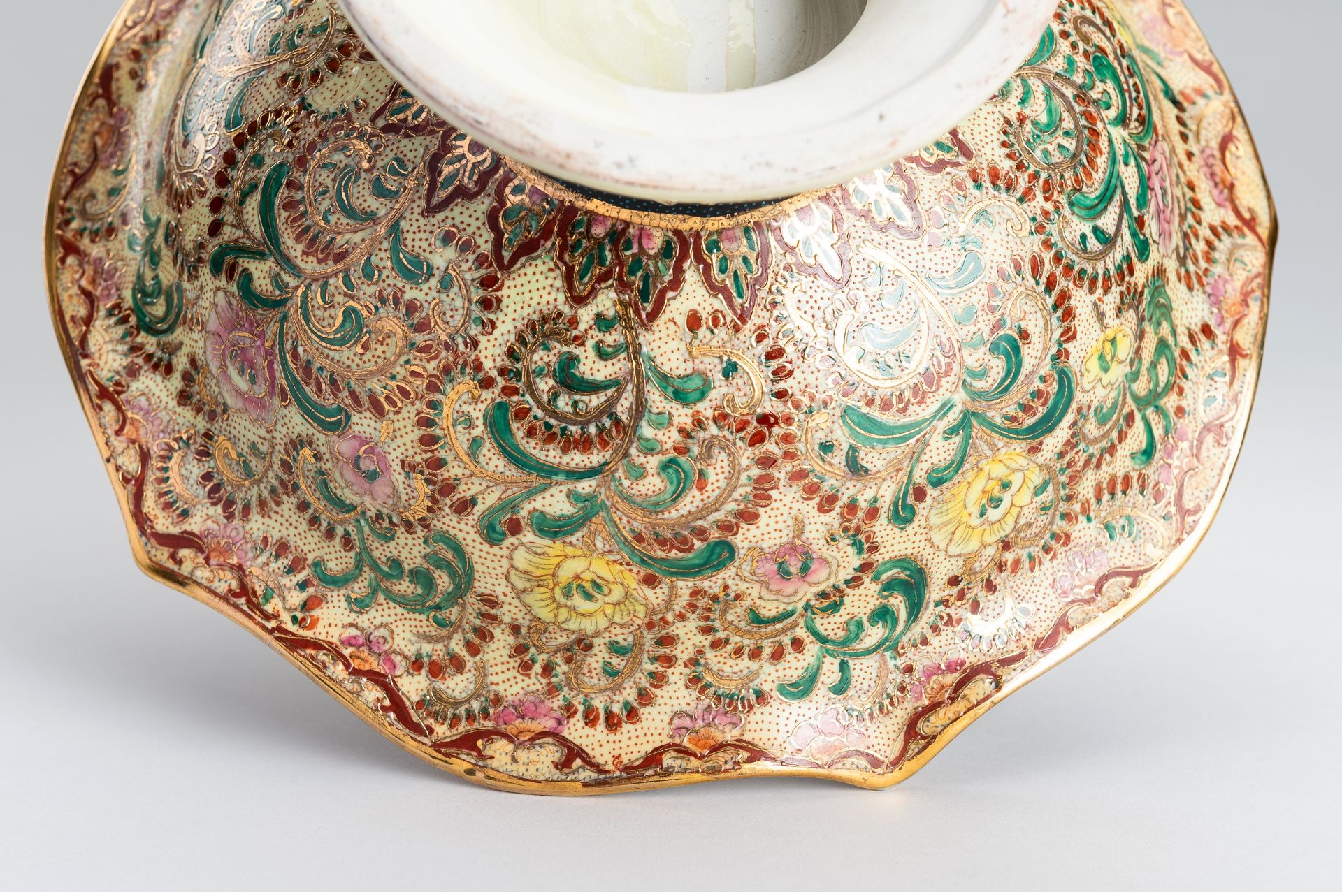 A LOBED SATSUMA PORCELAIN STEM BOWL - Image 9 of 16