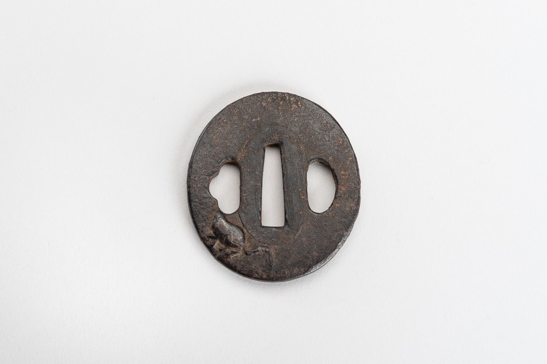 A LOT WITH FIVE IRON TSUBA, EDO PERIOD - Bild 11 aus 14