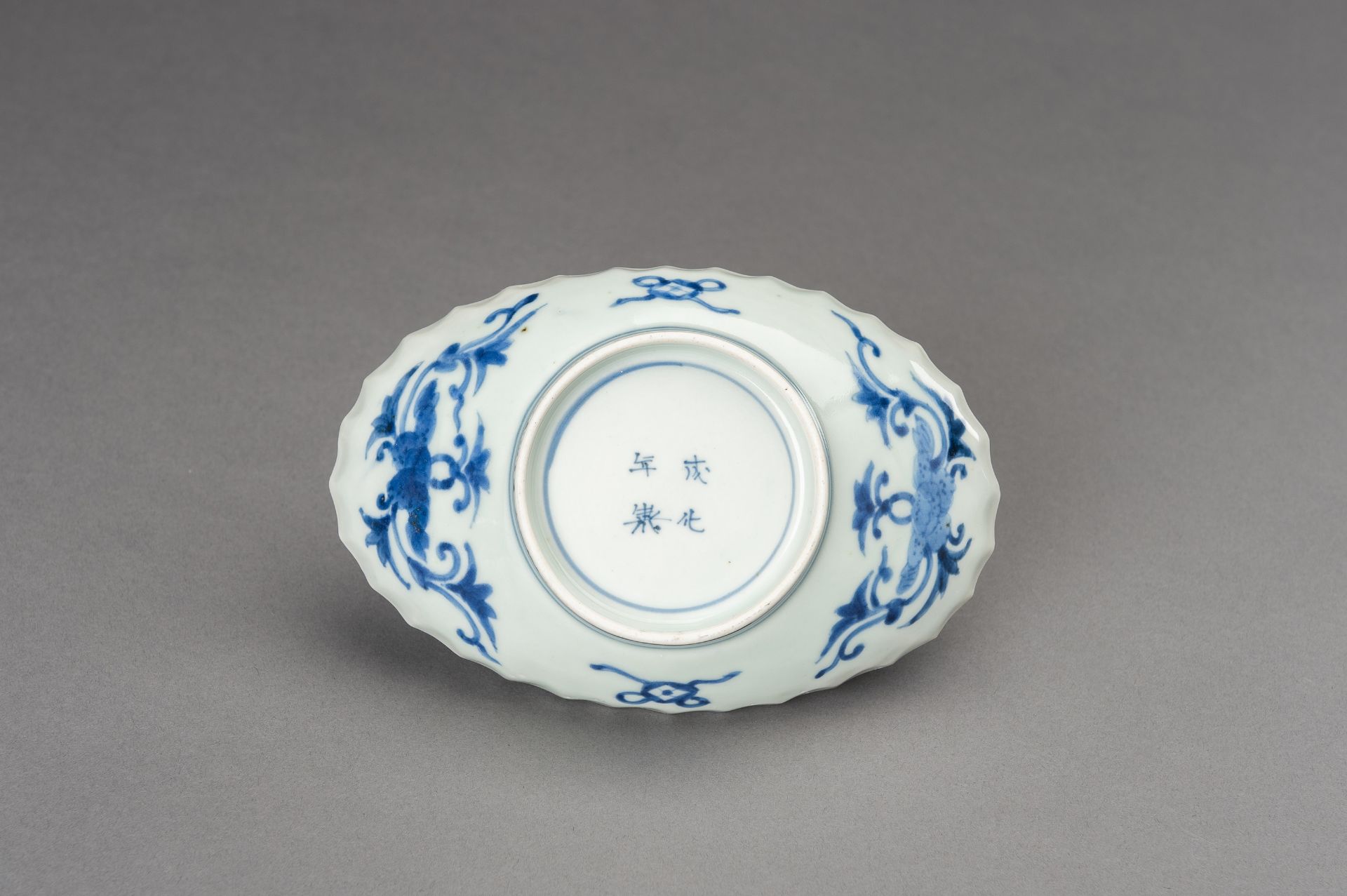 A BLUE AND WHITE 'DRAGON' ARITA PORCELAIN TRAY, MEIJI - Image 6 of 9