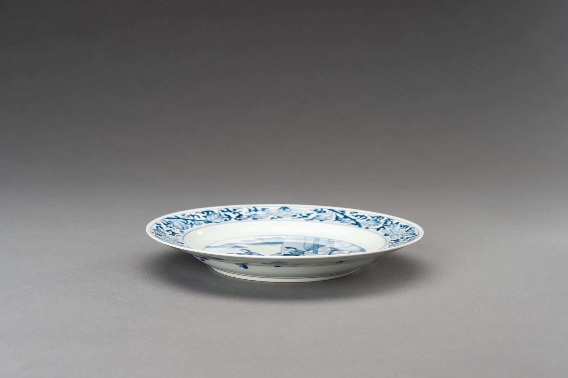 A BLUE AND WHITE 'COURT LADIES' PORCELAIN DISH, 1920s - Image 7 of 10