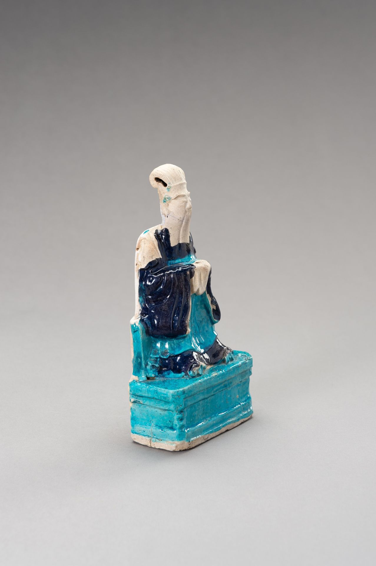 A FAHUA-DECORATED BISCUIT 'DIGNITARY' JOSS STICK HOLDER, QING DYNASTY - Image 8 of 12