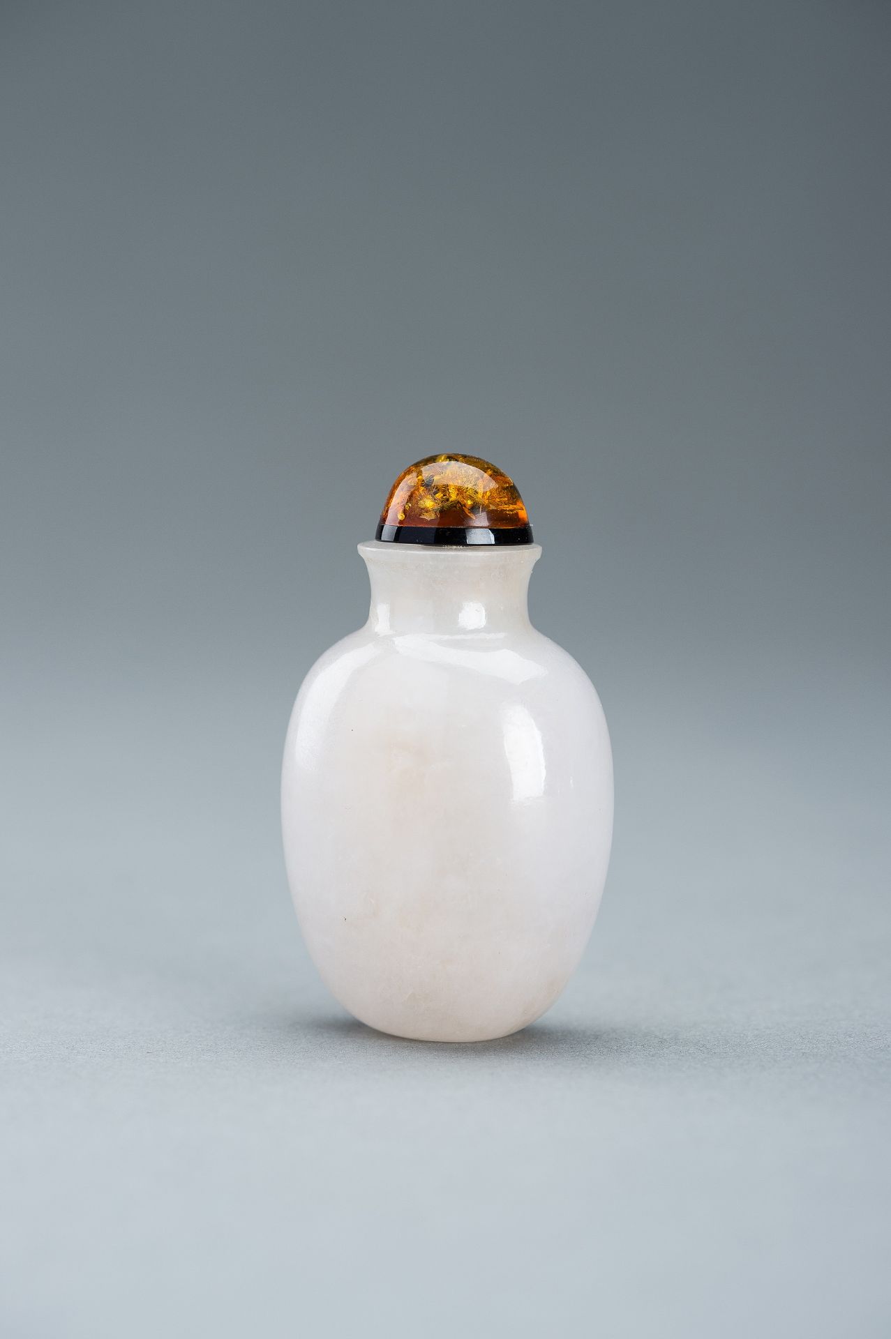 AN ICY-WHITE AGATE SNUFF BOTTLE, c. 1920s - Image 2 of 8