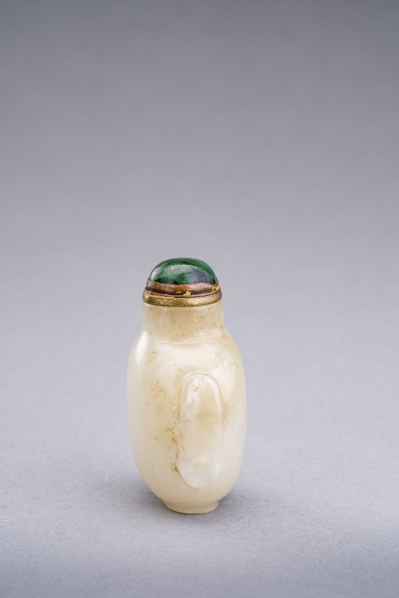 A CELADON JADE SNUFF BOTTLE, QING DYNASTY - Image 4 of 6