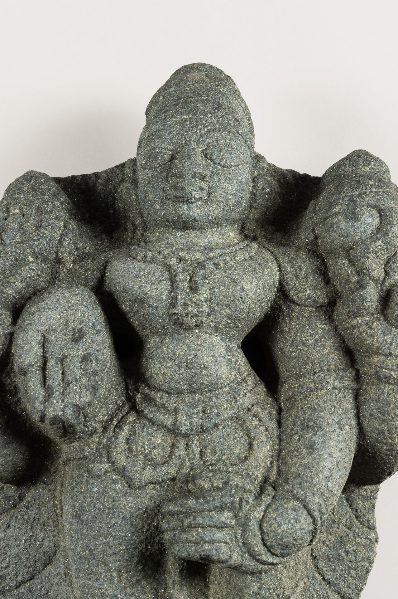 A LARGE INDIAN STONE STATUE OF A DEITY - Bild 5 aus 11