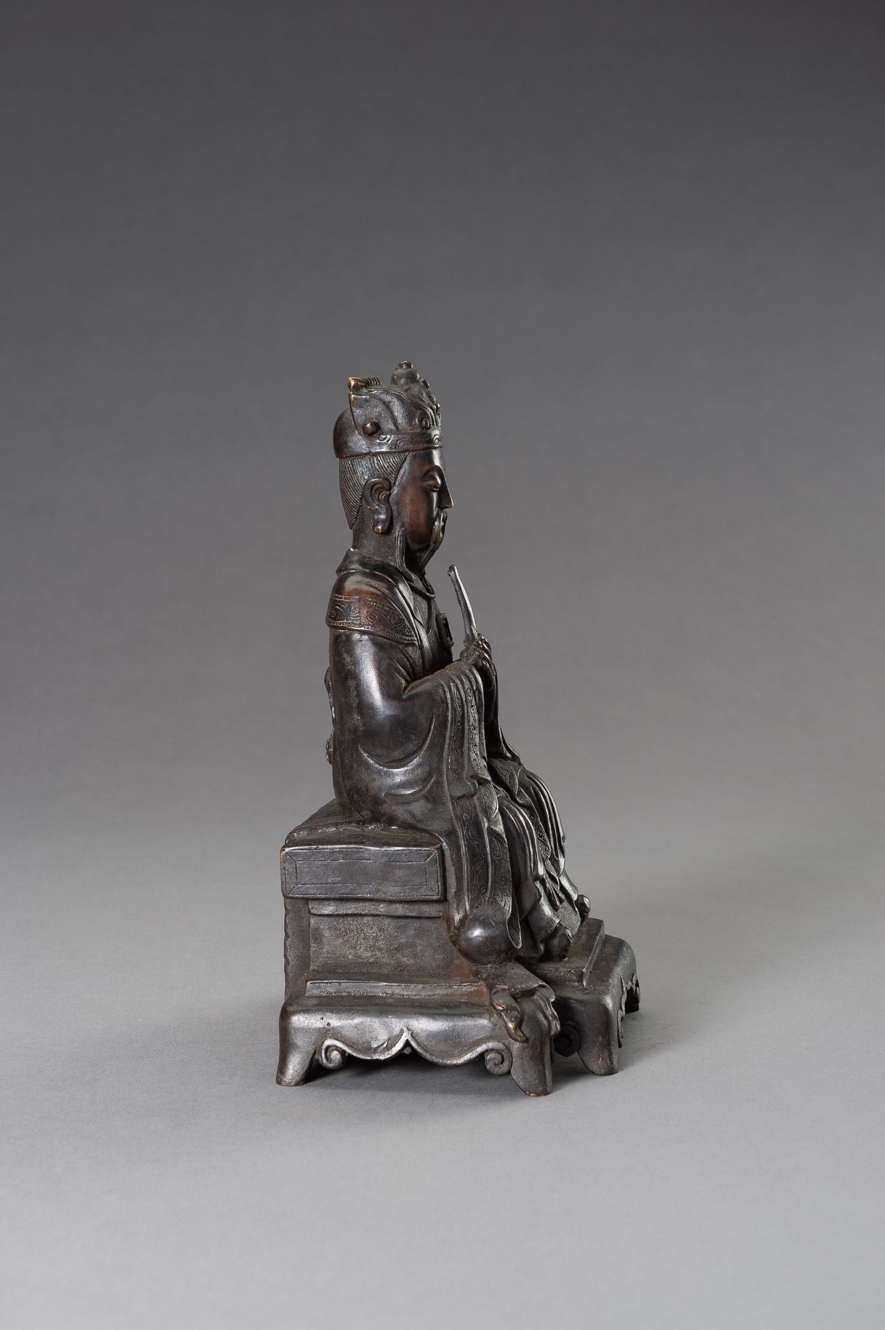 A MING-STYLE BRONZE FIGURE OF A DIGNITARY - Image 6 of 9