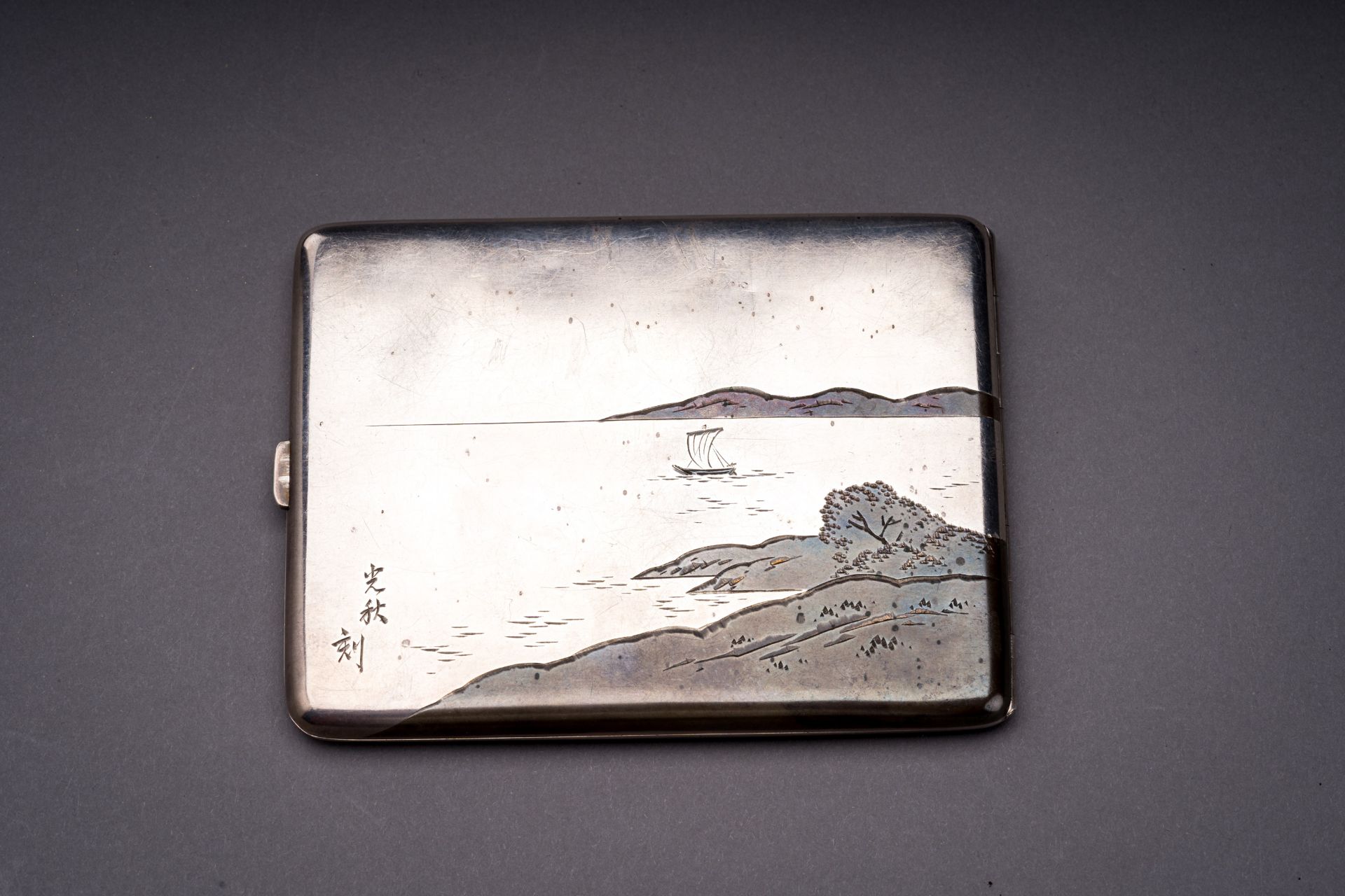 A SILVER CIGARETTE CASE DEPICTING MOUNT FUJI - Bild 5 aus 8