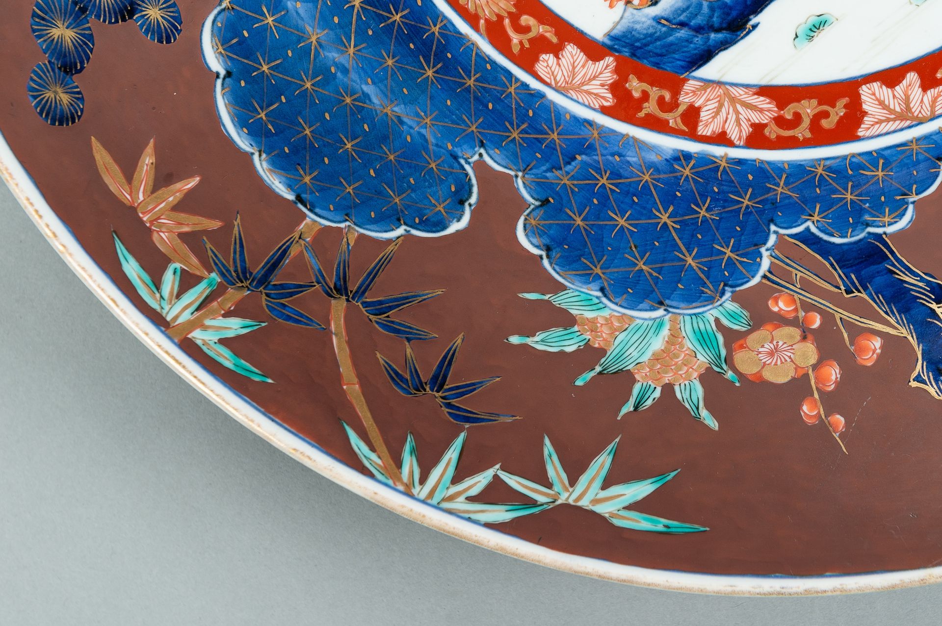 A LOT WITH A LARGE IMARI AND A KUTANI PORCELAIN DISH, MEIJI - Image 6 of 16