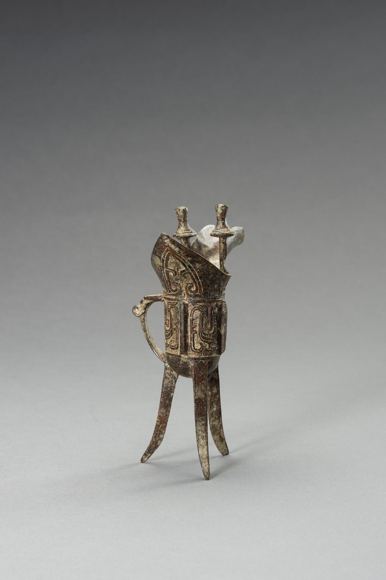 AN ARCHAISTIC SHANG-STYLE BRONZE RITUAL TRIPOD WINE VESSEL, JUE - Image 5 of 9