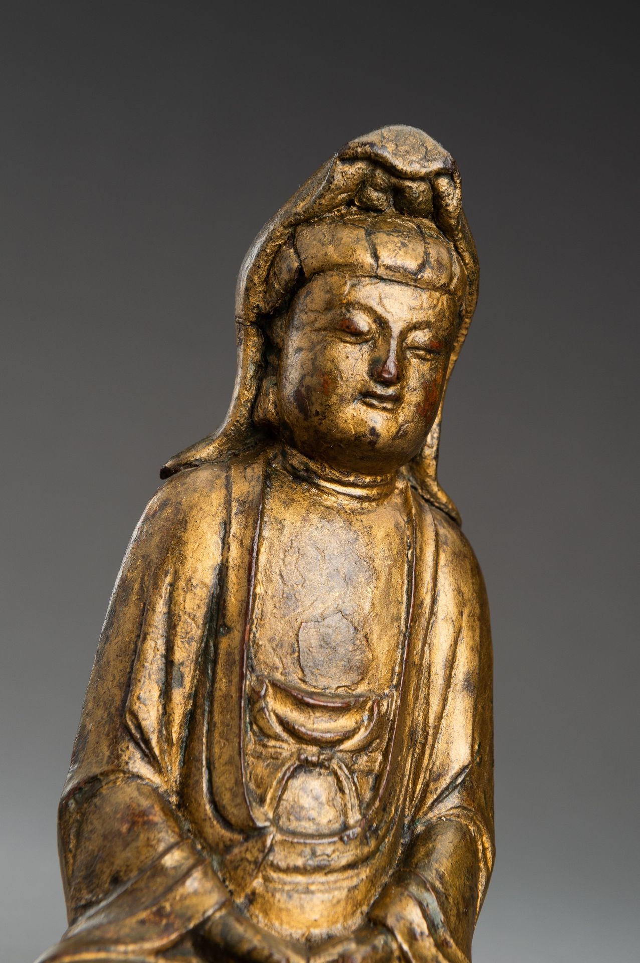 A GOLD LACQUERED WOOD FIGURE OF GUANYIN, 19th CENTURY - Bild 3 aus 9