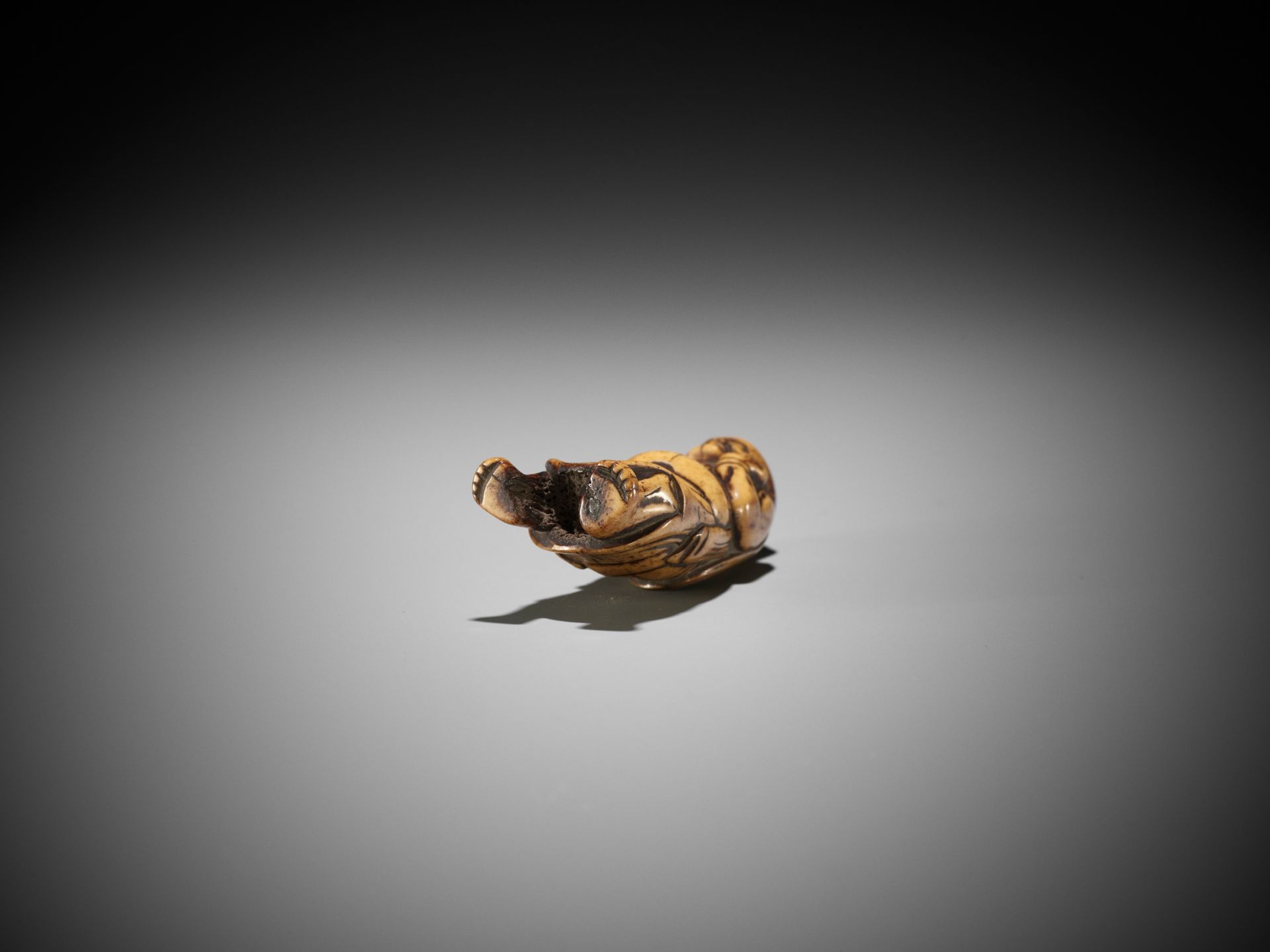 A RARE AND EARLY STAG ANTLER NETSUKE OF A NIO GUARDIAN - Image 10 of 10