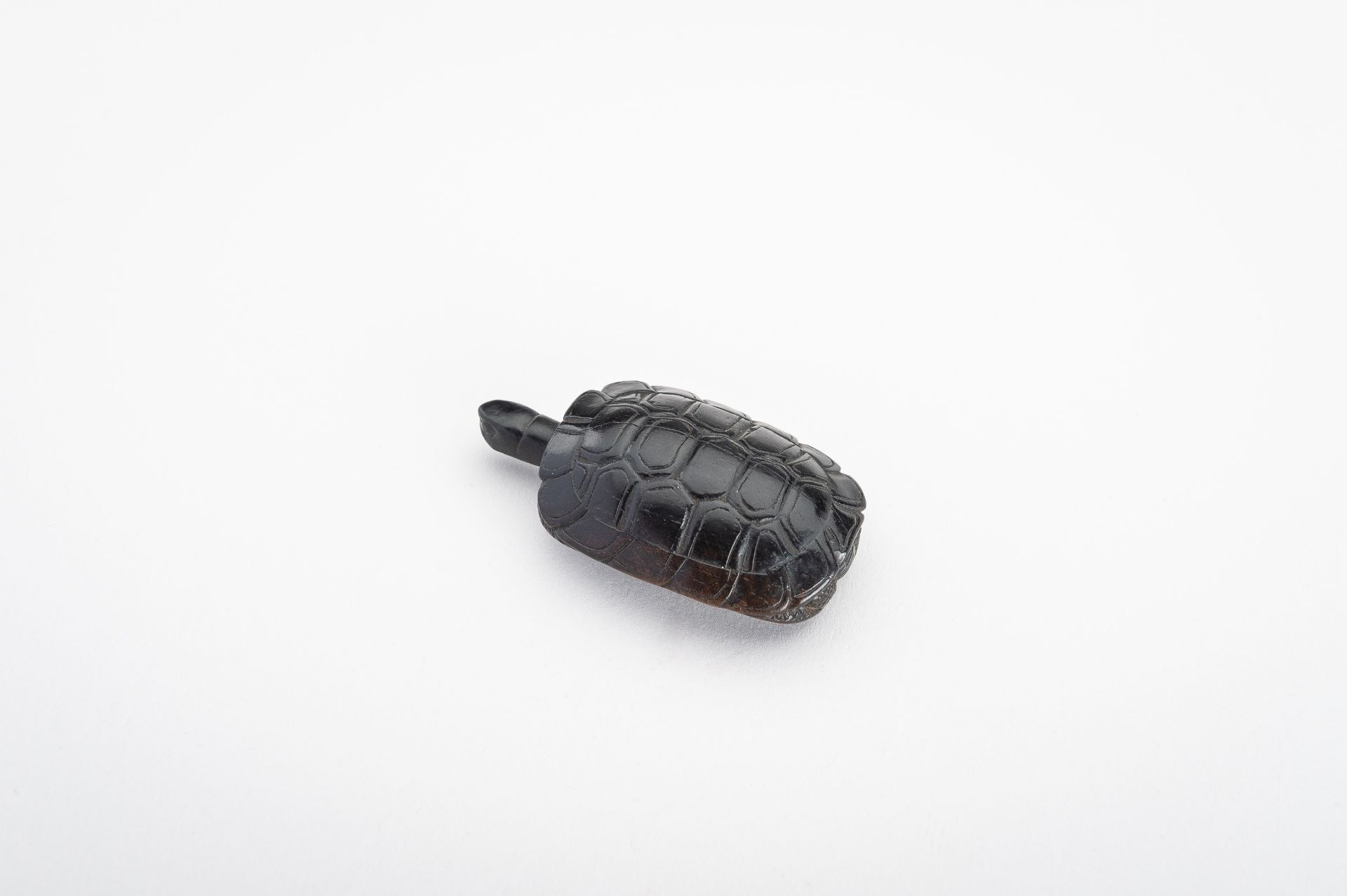 A WOOD NETSUKE OF A TORTOISE - Image 3 of 12