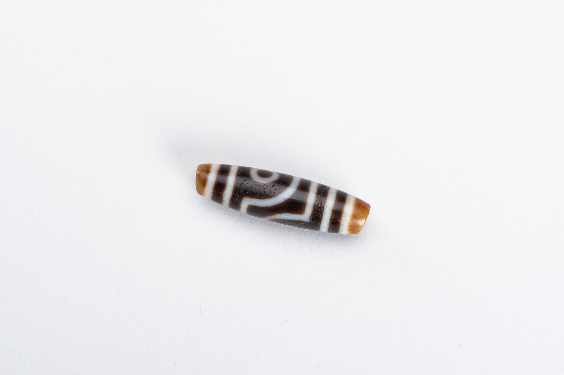 A TIBETAN AGATE 'DZI' BEAD - Image 2 of 7