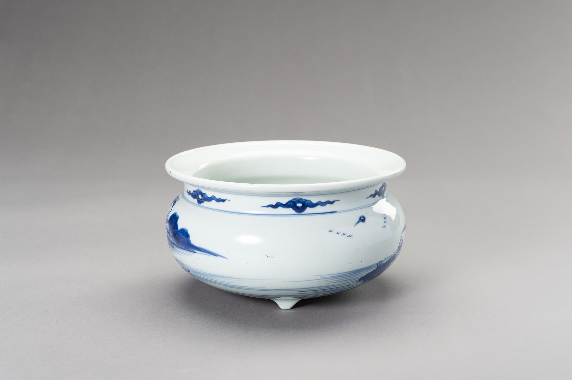 A LARGE BLUE AND WHITE TRIPOD CENSER, QING DYNASTY - Image 12 of 13