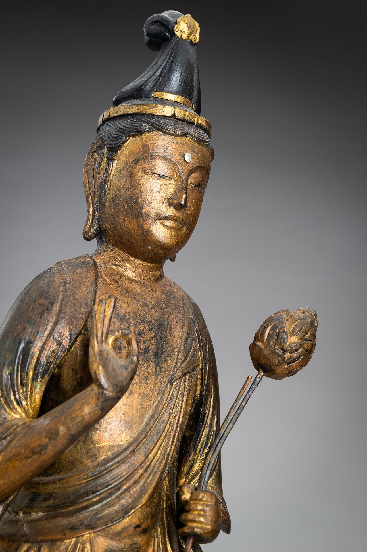 A GILT LACQUERED WOOD FIGURE OF SEISHI BOSATSU, EDO - Bild 10 aus 14