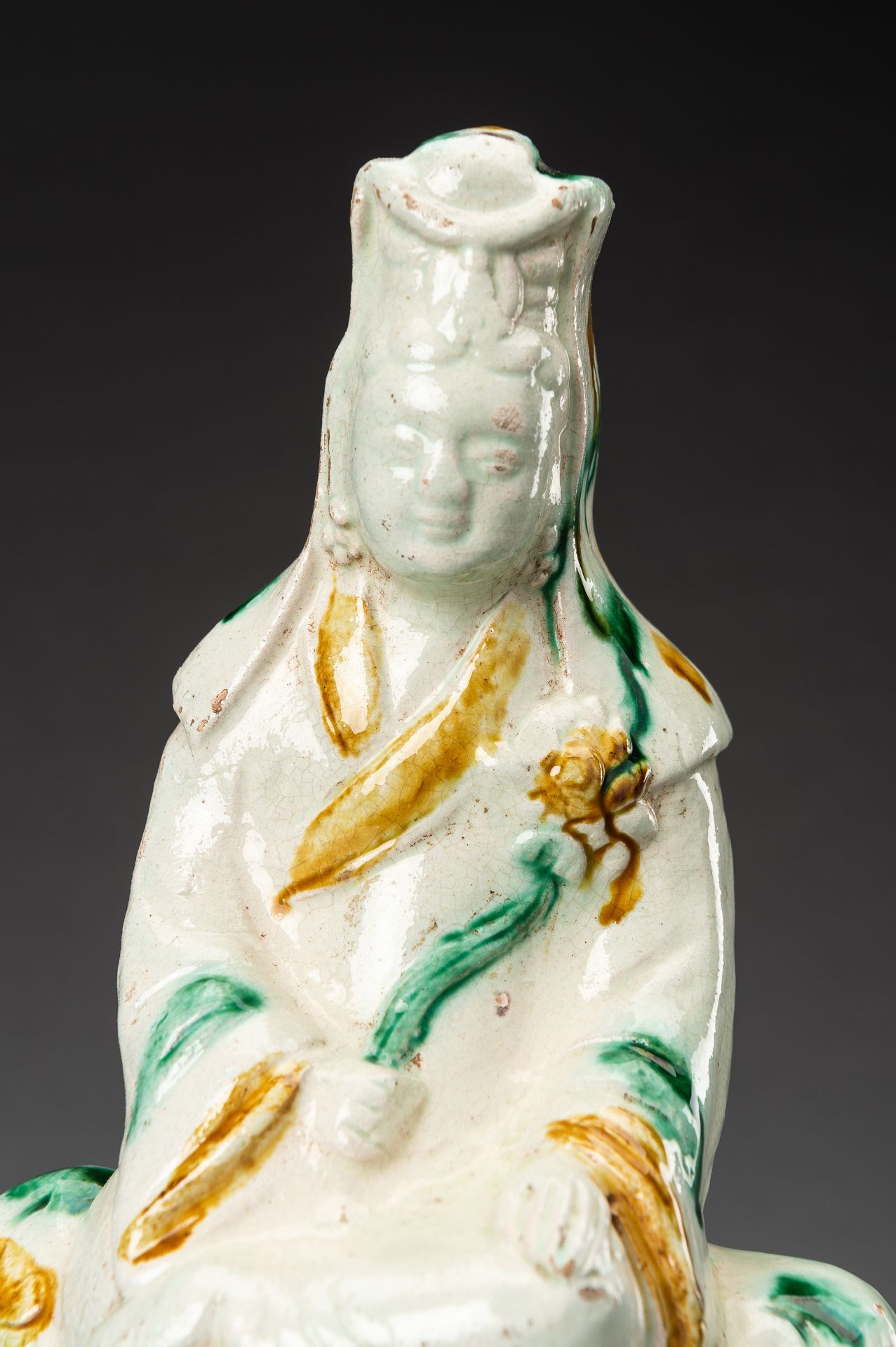 A SANCAI GLAZED CERAMIC FIGURE OF GUANYIN, 1920s - Bild 3 aus 10