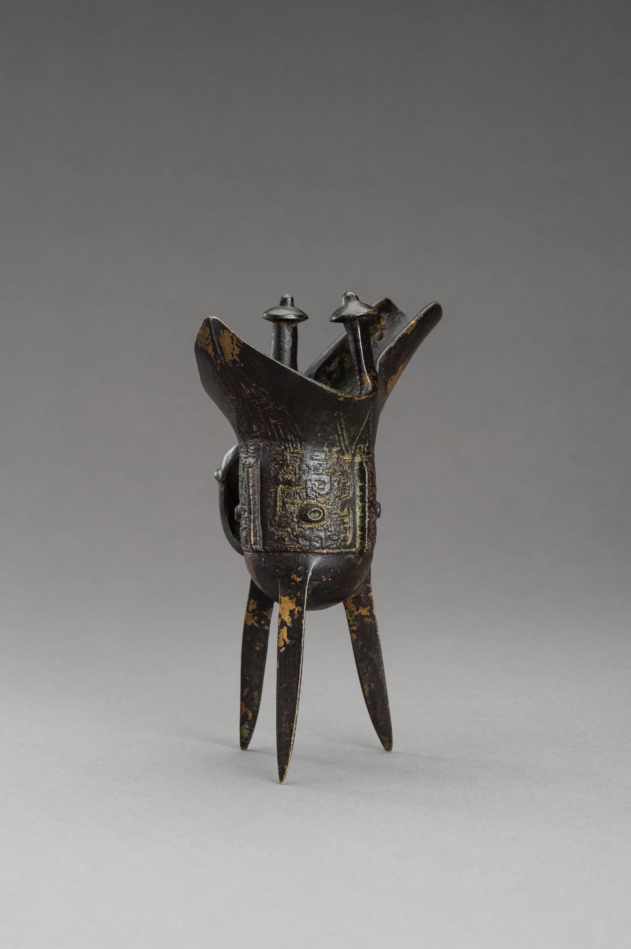 AN ARCHAISTIC SHANG STYLE BRONZE RITUAL TRIPOD WINE VESSEL, JUE - Image 4 of 8