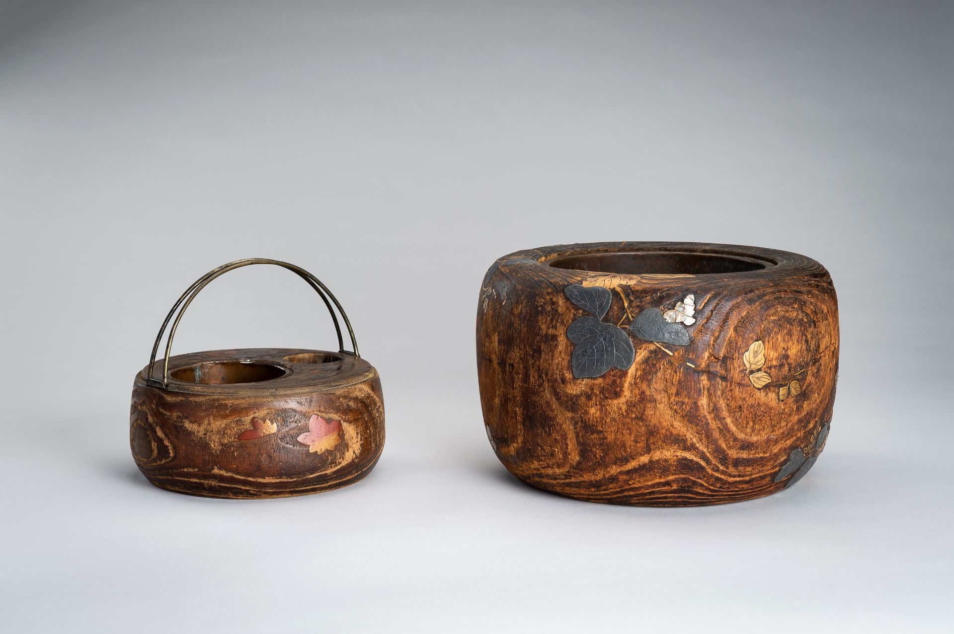 A LOT WITH TWO LACQUERED AND INLAID WOOD HIBACHI (BRAZIER), EDO - Image 13 of 18