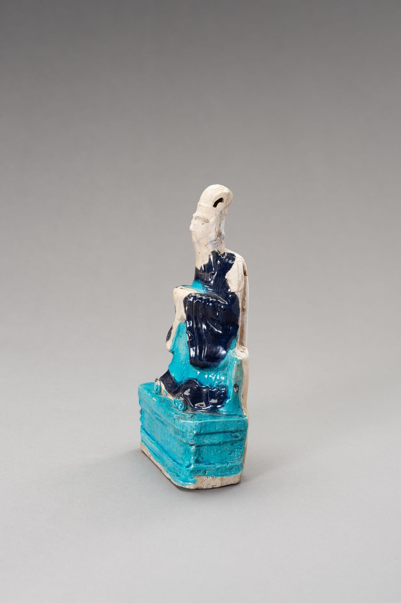 A FAHUA-DECORATED BISCUIT 'DIGNITARY' JOSS STICK HOLDER, QING DYNASTY - Image 6 of 12