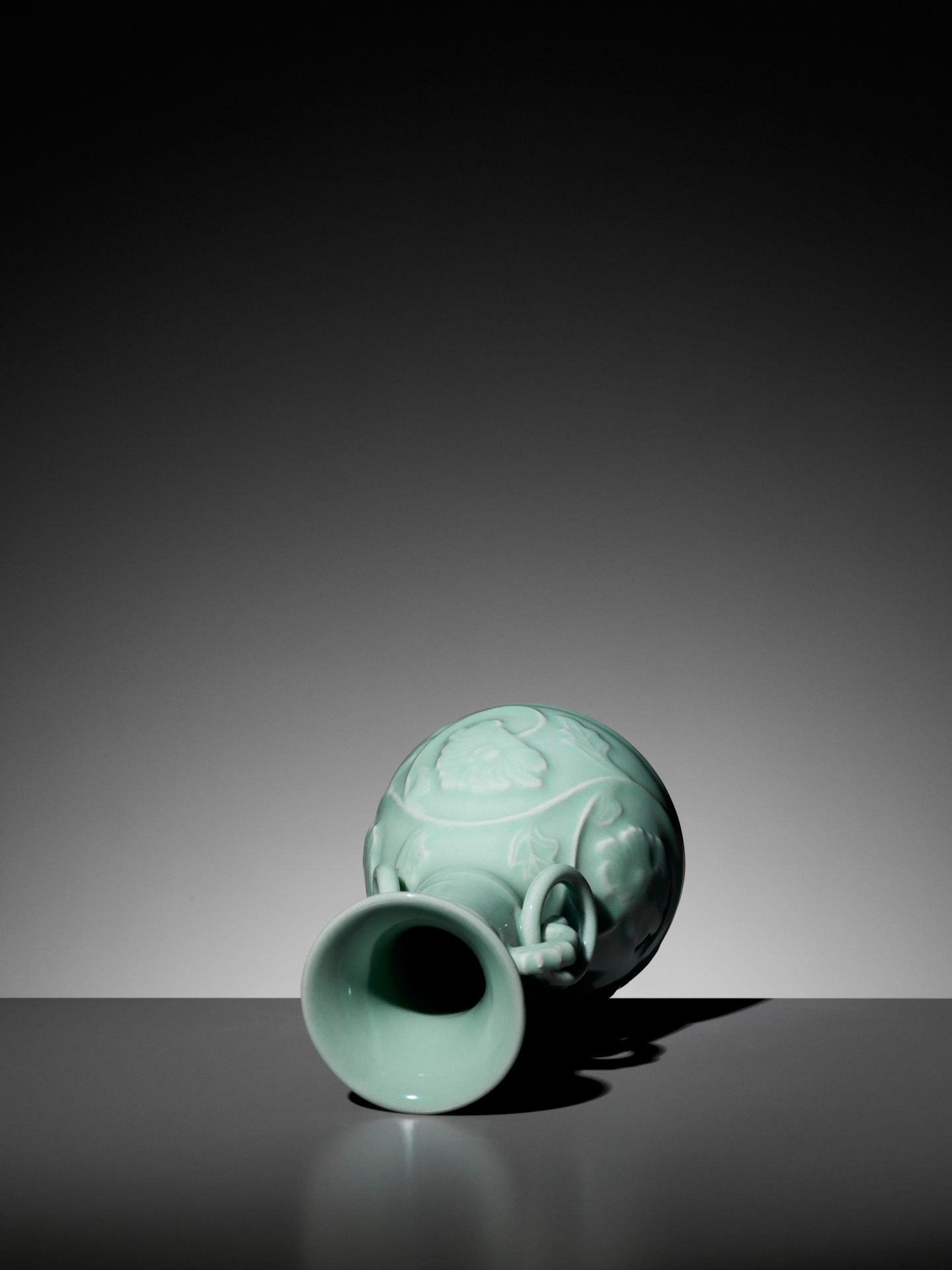 A LONGQUAN CELADON RING-HANDLED VASE, YUHUCHUNPING, 1900s - Bild 11 aus 12