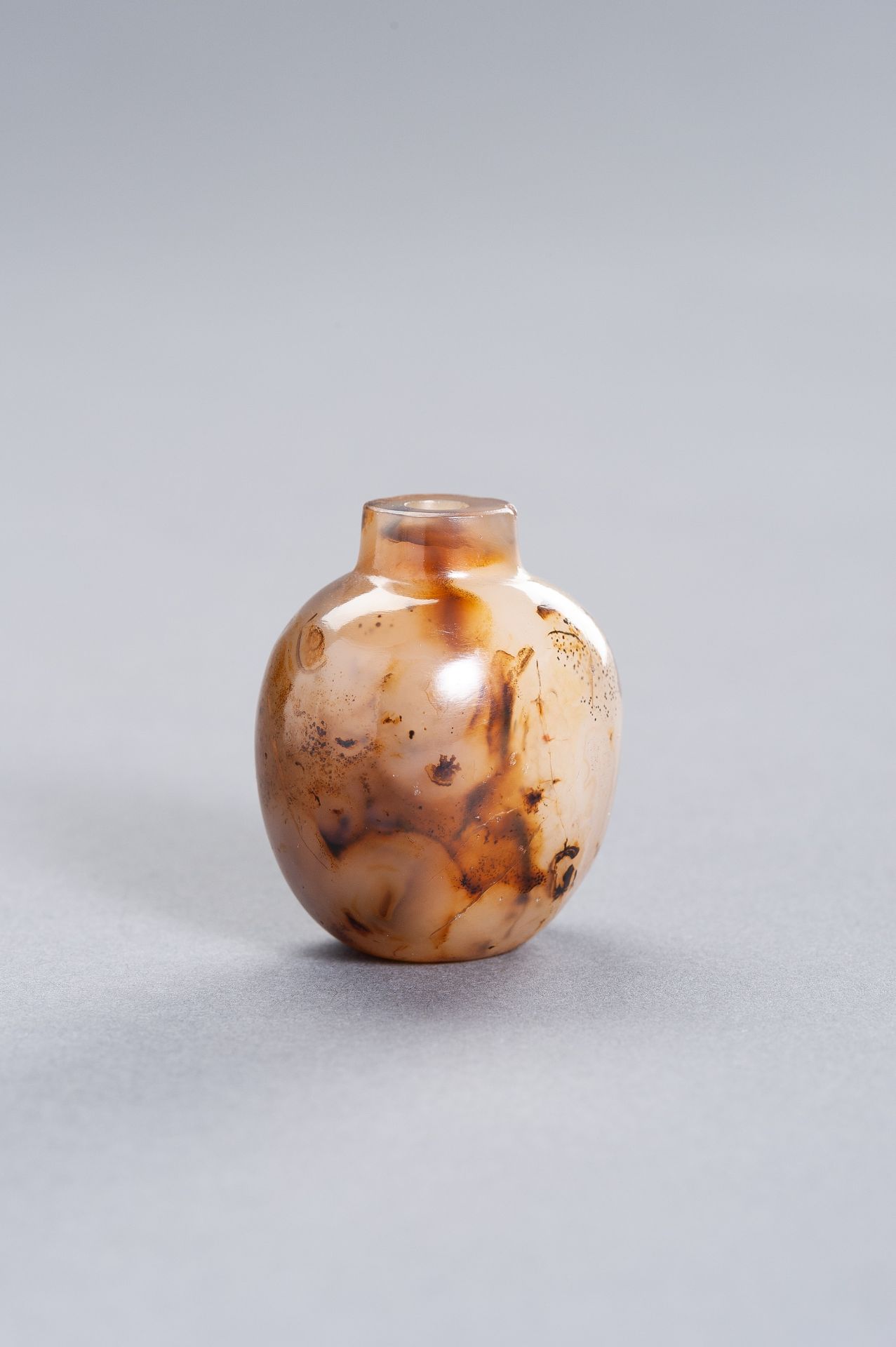 A SHADOW AGATE 'LANDSCAPE' SNUFF BOTTLE, QING DYNASTY - Image 6 of 9