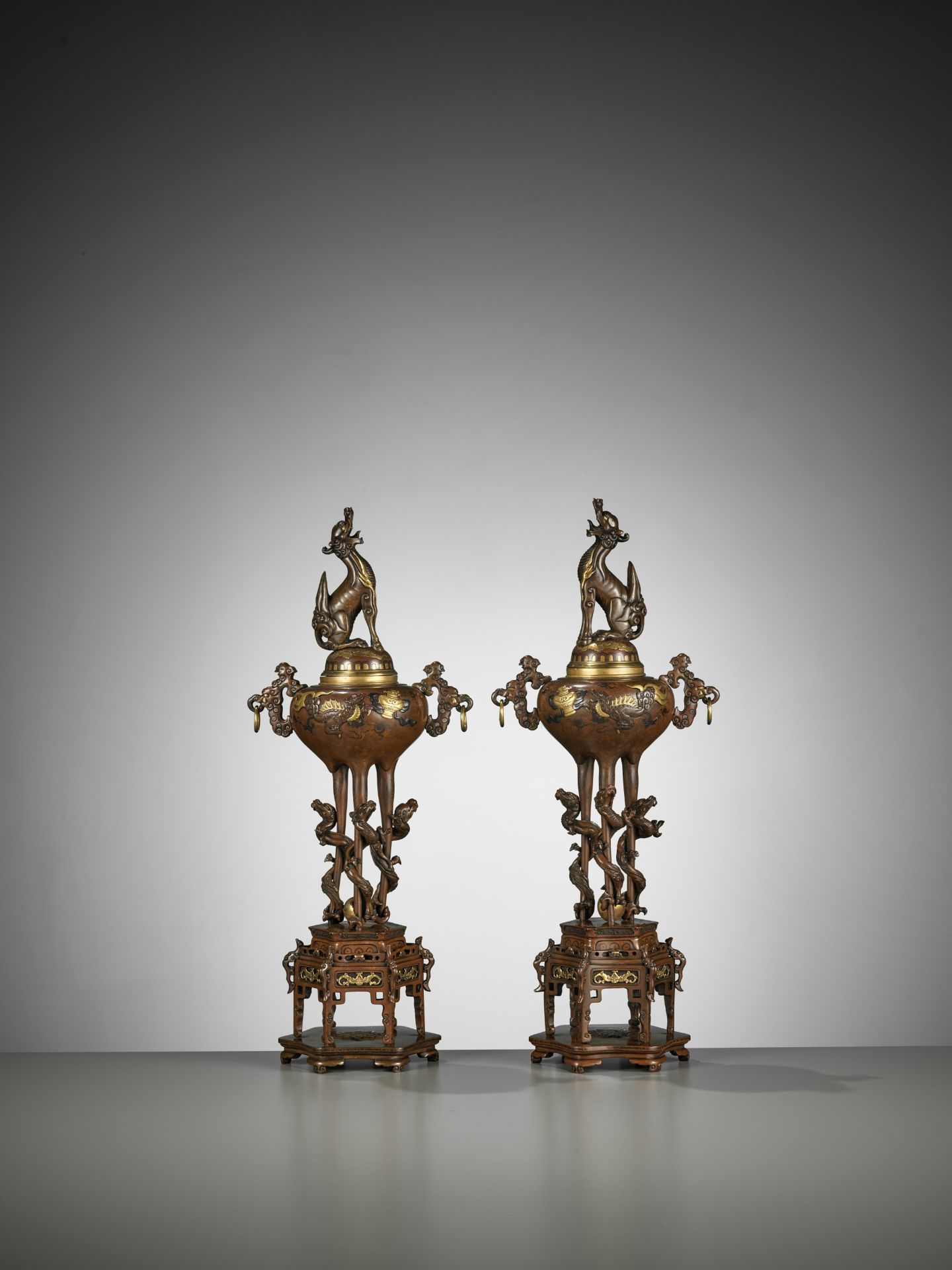 A PAIR OF SUPERB GOLD-INLAID BRONZE 'MYTHICAL BEASTS' KORO (INCENSE BURNERS) AND COVERS - Image 11 of 20