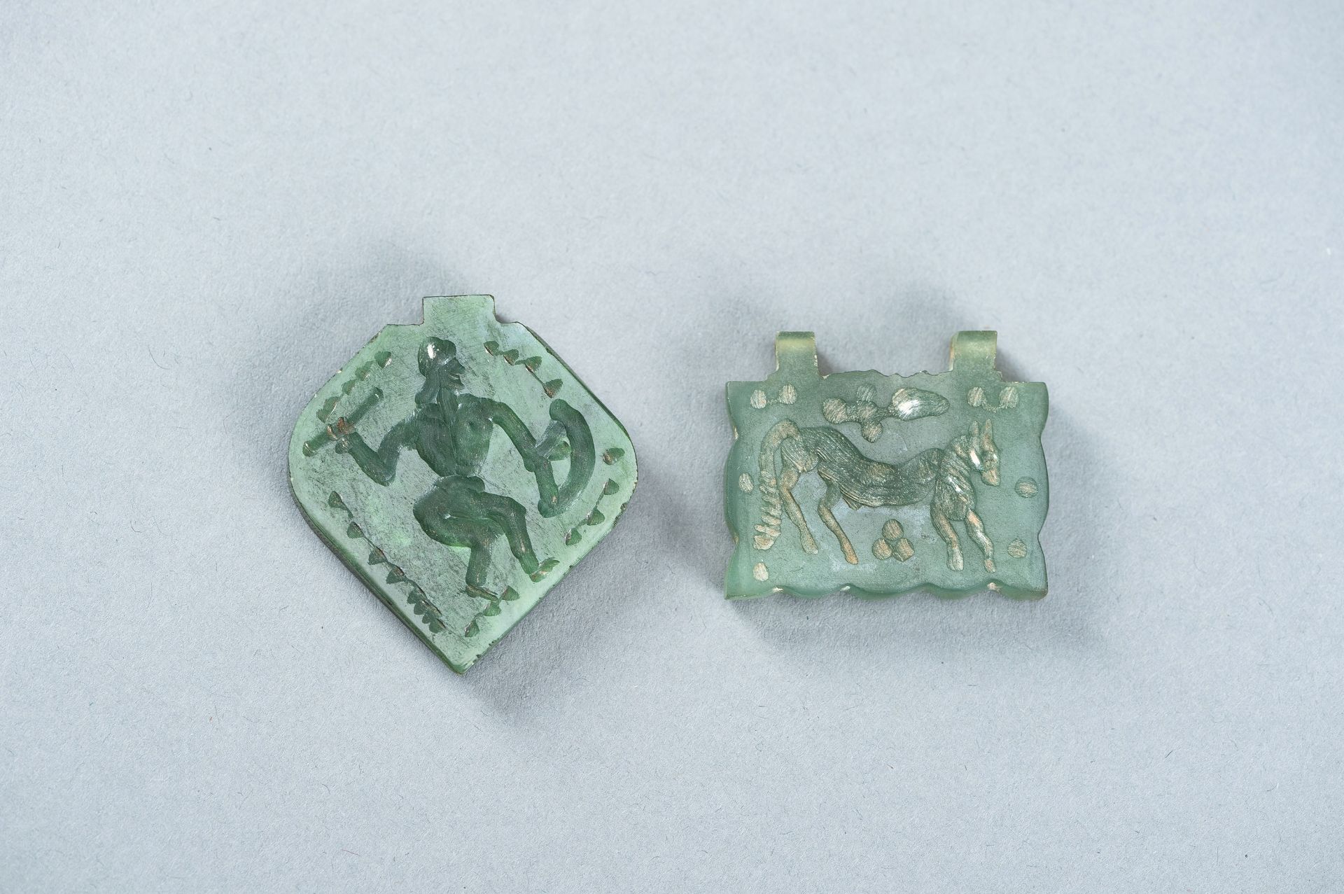 TWO ENGRAVED ANCIENT SASANIAN JADE PENDANTS - Bild 2 aus 12