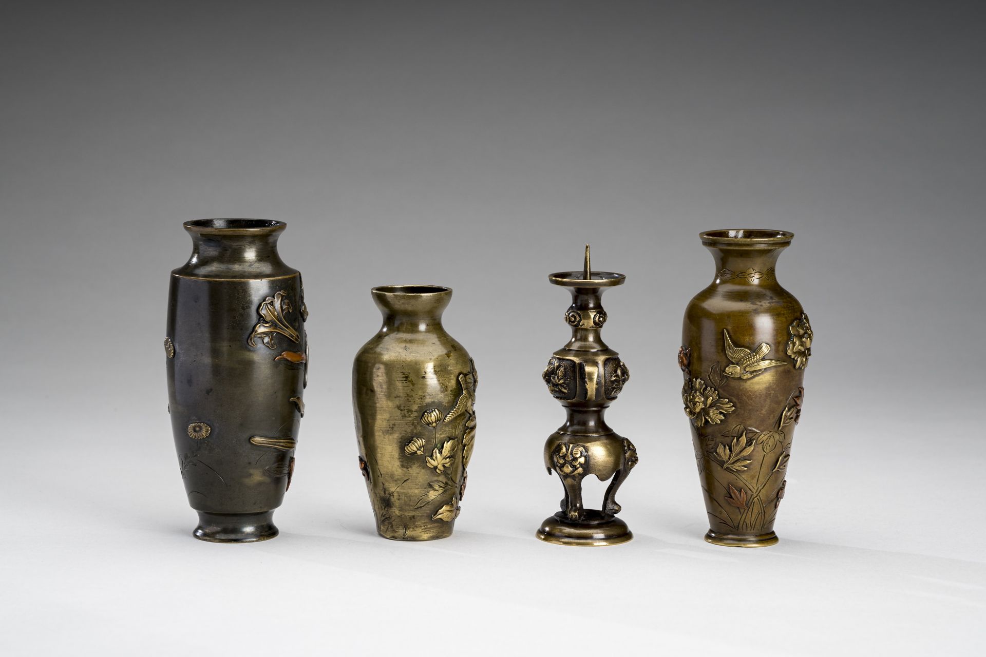 A LOT WITH THREE MIXED METAL VASES AND A CANDLESTICK, MEIJI - Image 9 of 11