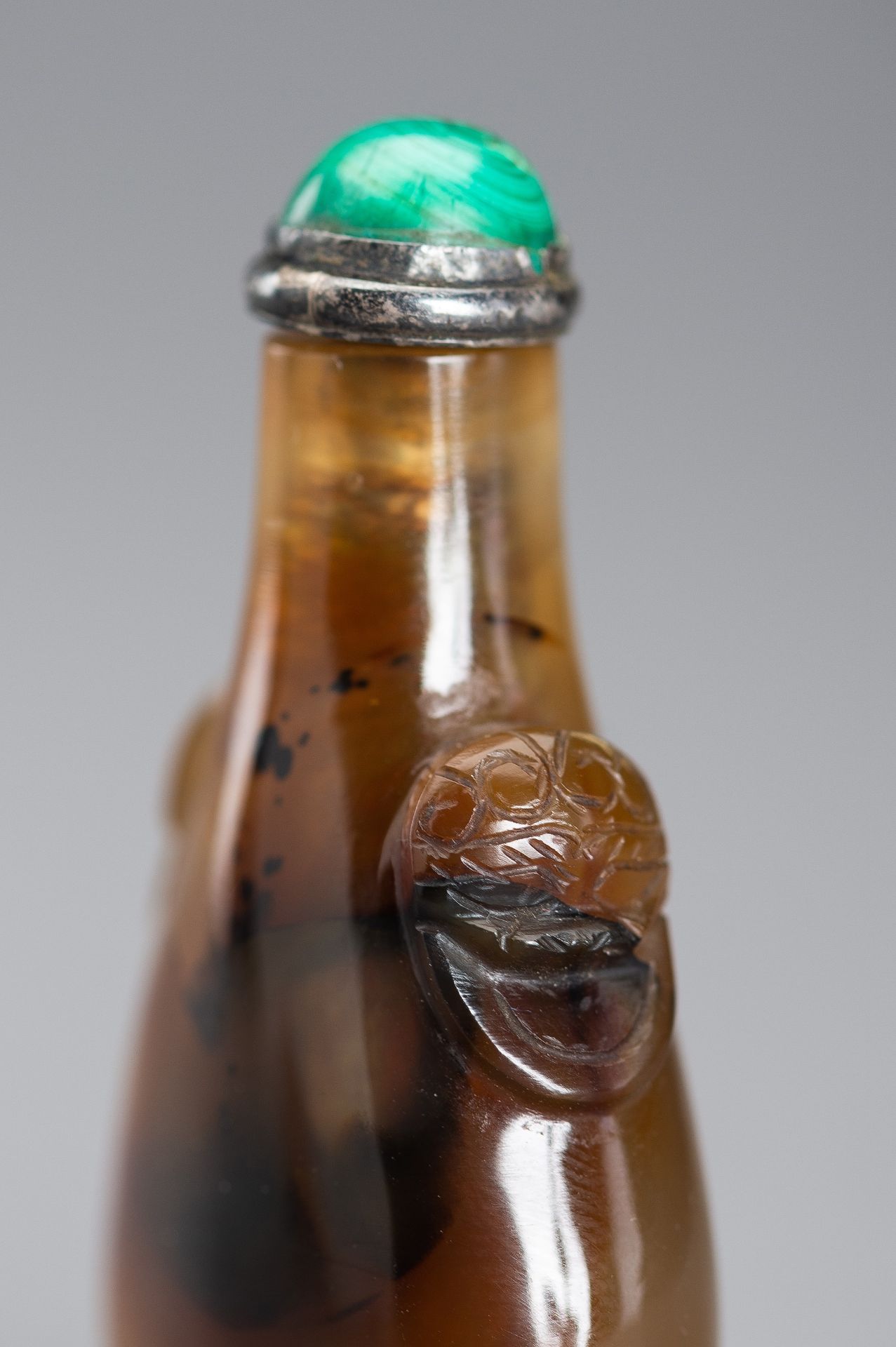 AN AGATE SNUFF BOTTLE - Image 3 of 12