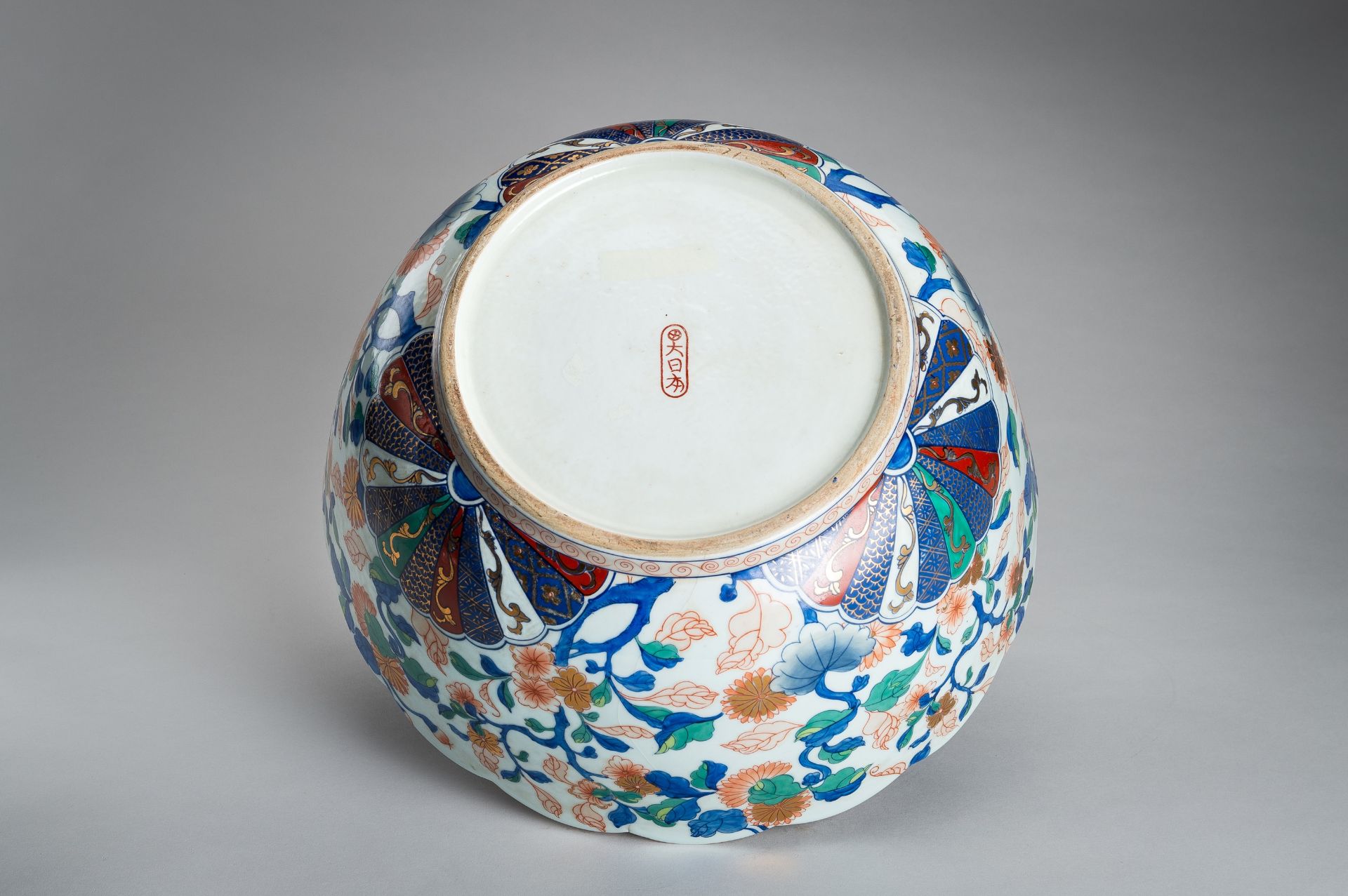 A MASSIVE IMARI PORCELAIN VESSEL, MEIJI PERIOD - Image 14 of 18