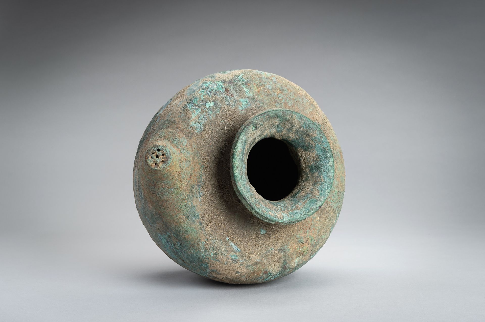 A HAN STYLE BRONZE POURING VESSEL - Bild 11 aus 14