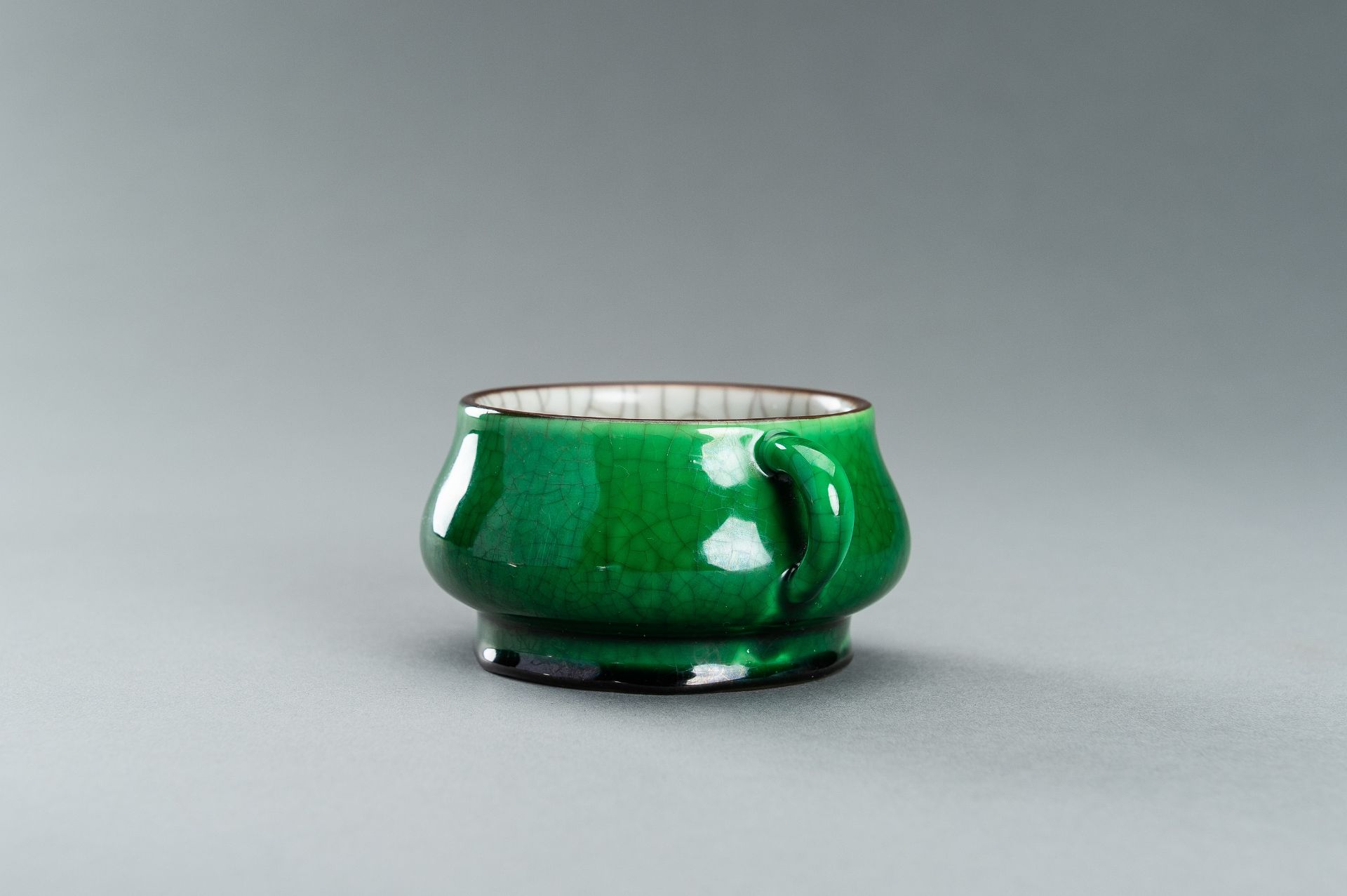 AN APPLE-GREEN GLAZED PORCELAIN CENSER, QING DYNASTY - Bild 5 aus 12