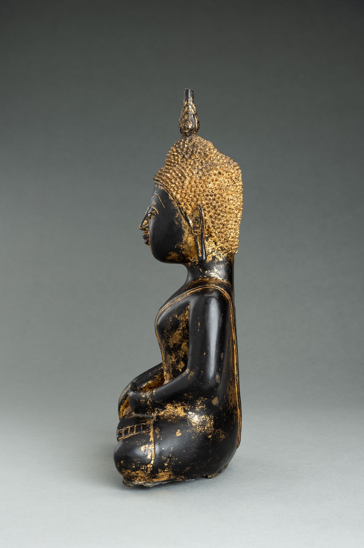 A GOLD LACQUERED BRONZE FIGURE OF BUDDHA - Image 9 of 12